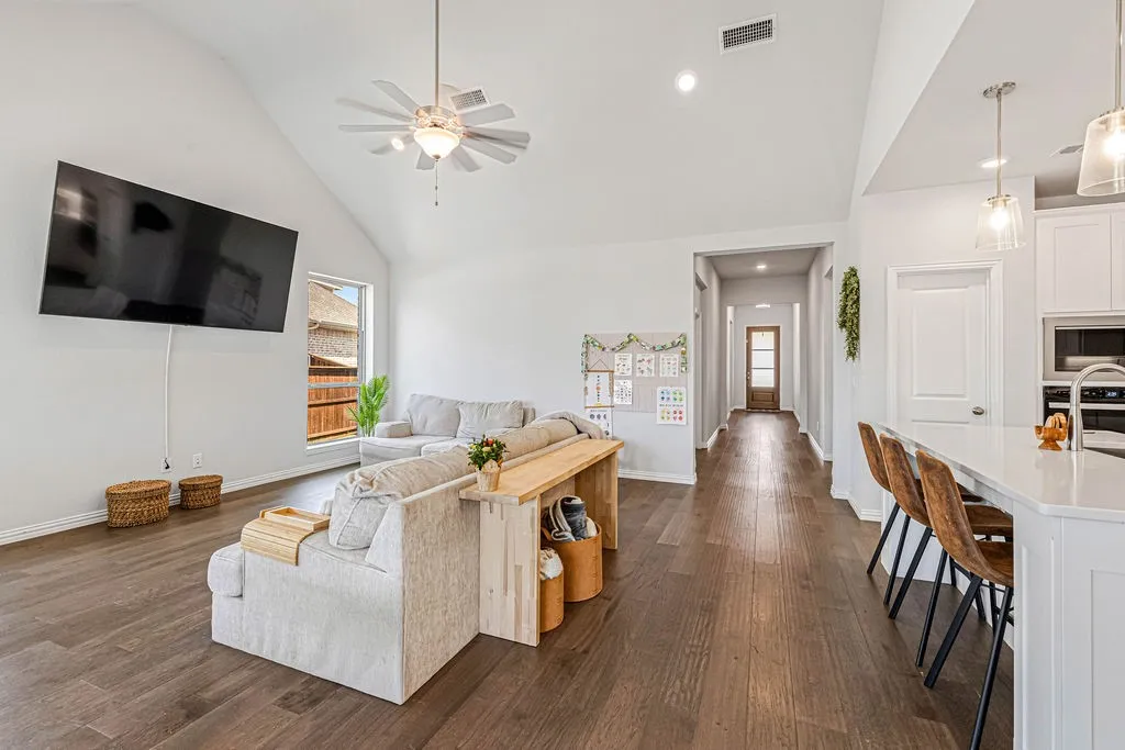 Single Family Residence For Sale in Collin County , 1009 Skyflower Lane, Celina, Texas 75009, 3 Bedroom, 3 Bathroom, 4 Garage spaces, 2,307 Sqft, built in 2023, mls#21360572, Real Estate Agent in Celina, Homes For Sale in Collin county, Homes For Sale in Celina, Realtor in Celina Texas, Real Estate Brokerage Independent Realty Texas, Luminita Cordes Realtor