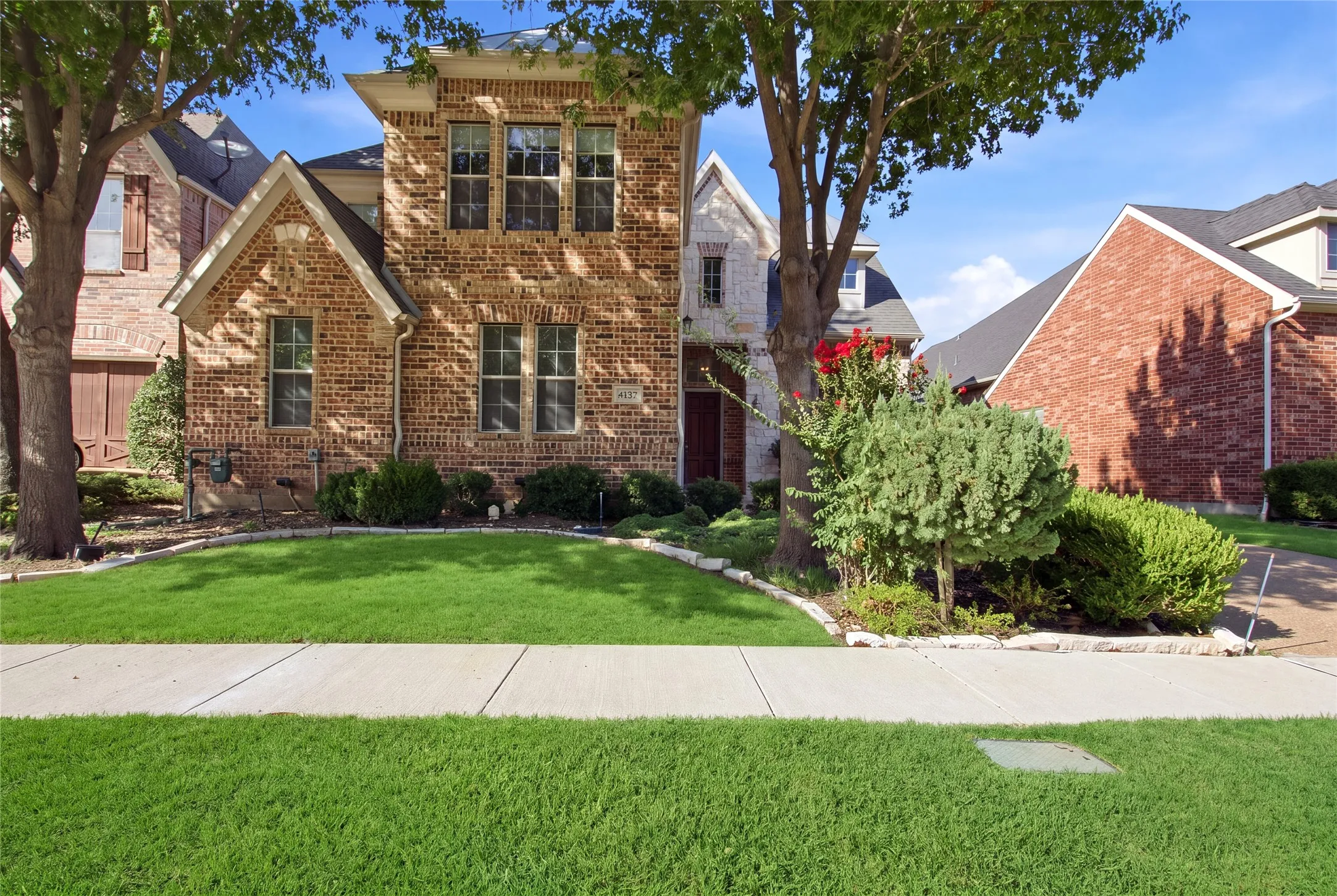 Single Family Residence For Sale in Denton County , 6925 Medallion Drive, Plano, Texas 75024, 3 Bedroom, 3 Bathroom, 2 Garage spaces, 3,428 Sqft, built in 2004, mls#21361144, Real Estate Agent in Plano, Homes For Sale in Denton county, Homes For Sale in Plano, Realtor in Plano Texas, Real Estate Brokerage Independent Realty Texas, Luminita Cordes Realtor