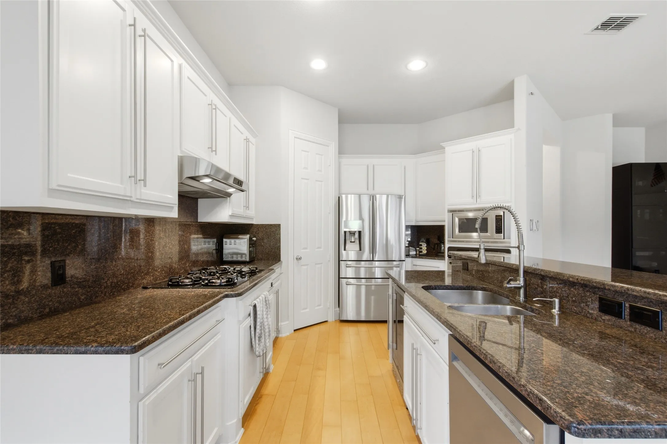 Single Family Residence For Sale in Denton County , 6925 Medallion Drive, Plano, Texas 75024, 3 Bedroom, 3 Bathroom, 2 Garage spaces, 3,428 Sqft, built in 2004, mls#21361144, Real Estate Agent in Plano, Homes For Sale in Denton county, Homes For Sale in Plano, Realtor in Plano Texas, Real Estate Brokerage Independent Realty Texas, Luminita Cordes Realtor