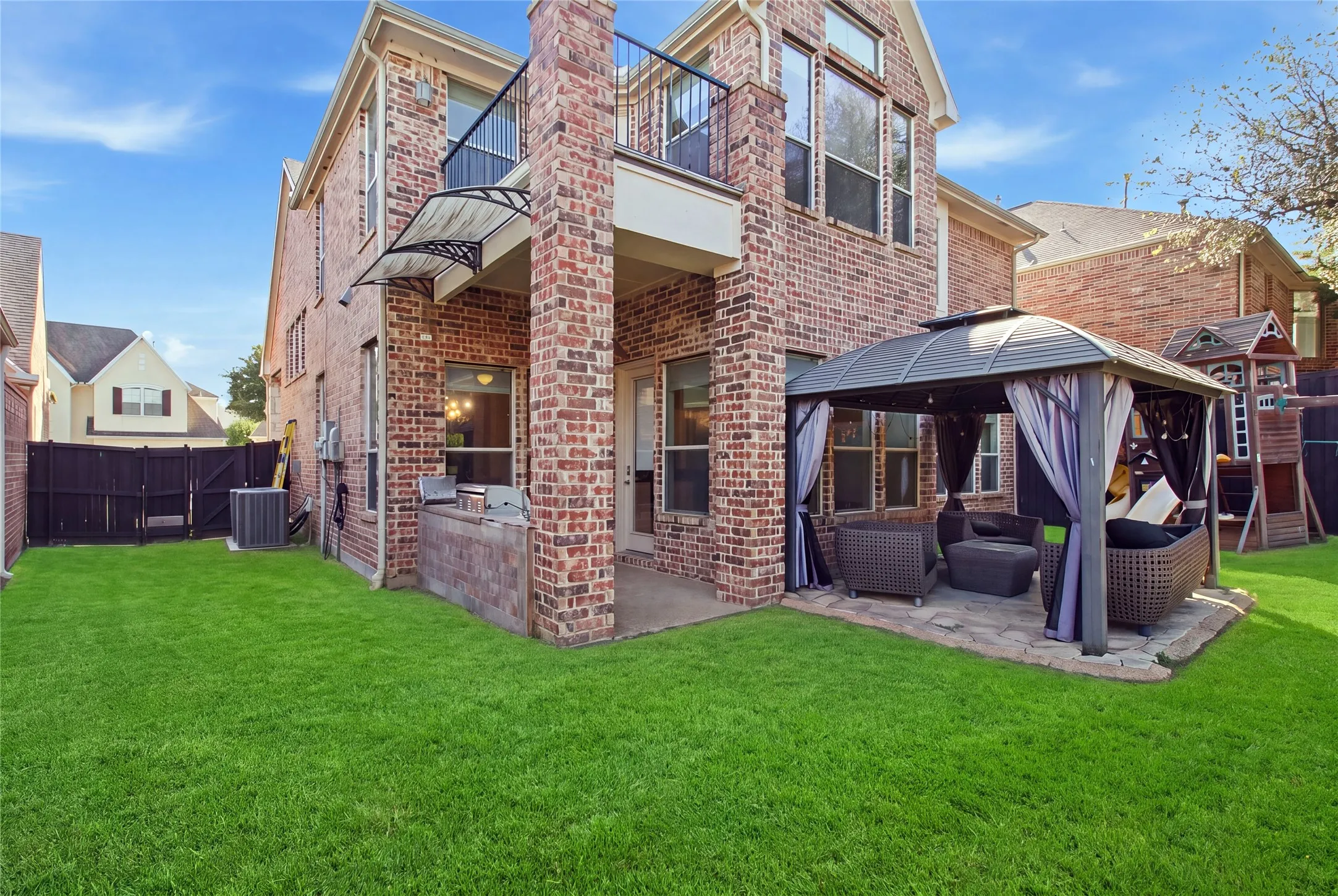 Single Family Residence For Sale in Denton County , 6925 Medallion Drive, Plano, Texas 75024, 3 Bedroom, 3 Bathroom, 2 Garage spaces, 3,428 Sqft, built in 2004, mls#21361144, Real Estate Agent in Plano, Homes For Sale in Denton county, Homes For Sale in Plano, Realtor in Plano Texas, Real Estate Brokerage Independent Realty Texas, Luminita Cordes Realtor