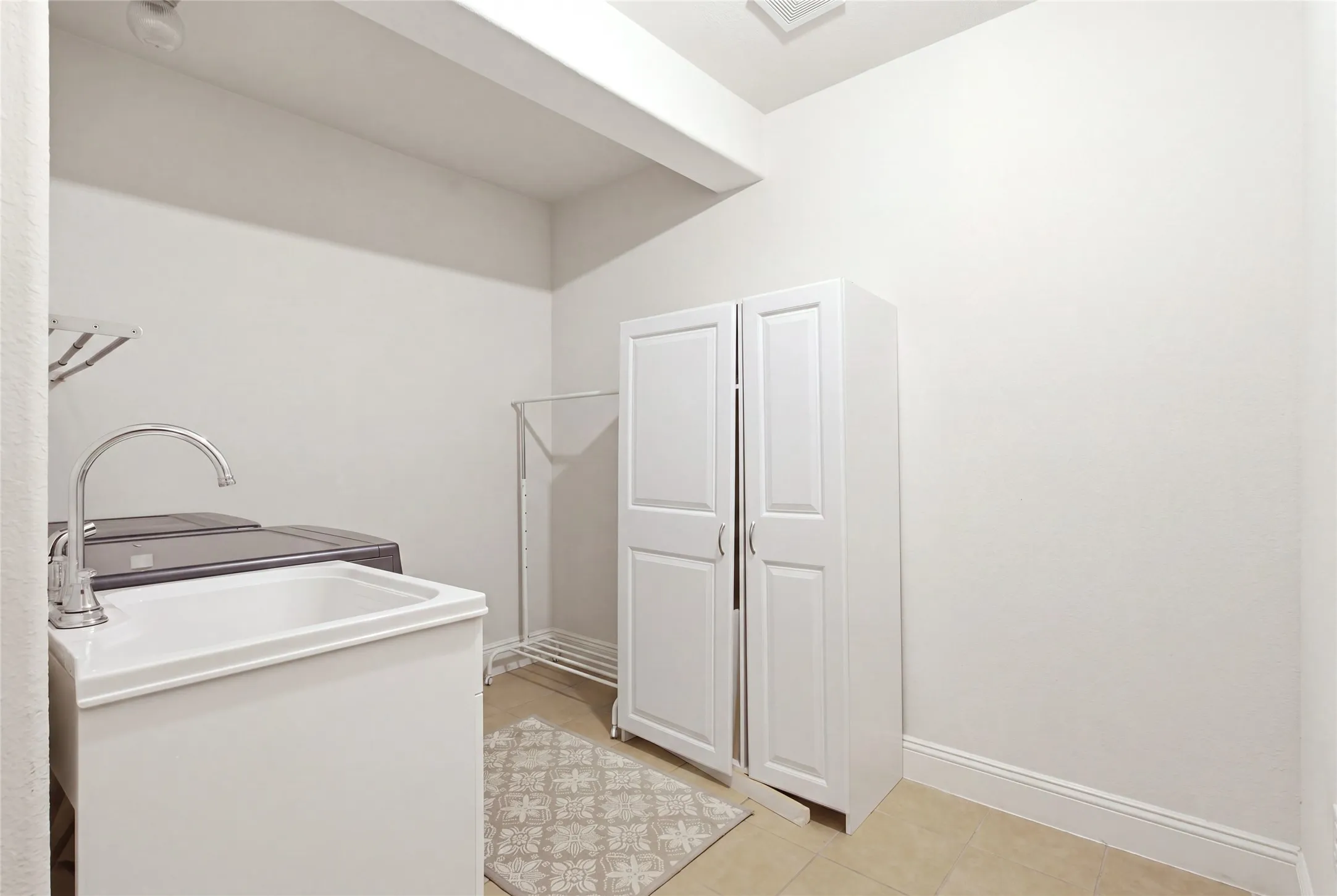 Single Family Residence For Sale in Denton County , 6925 Medallion Drive, Plano, Texas 75024, 3 Bedroom, 3 Bathroom, 2 Garage spaces, 3,428 Sqft, built in 2004, mls#21361144, Real Estate Agent in Plano, Homes For Sale in Denton county, Homes For Sale in Plano, Realtor in Plano Texas, Real Estate Brokerage Independent Realty Texas, Luminita Cordes Realtor