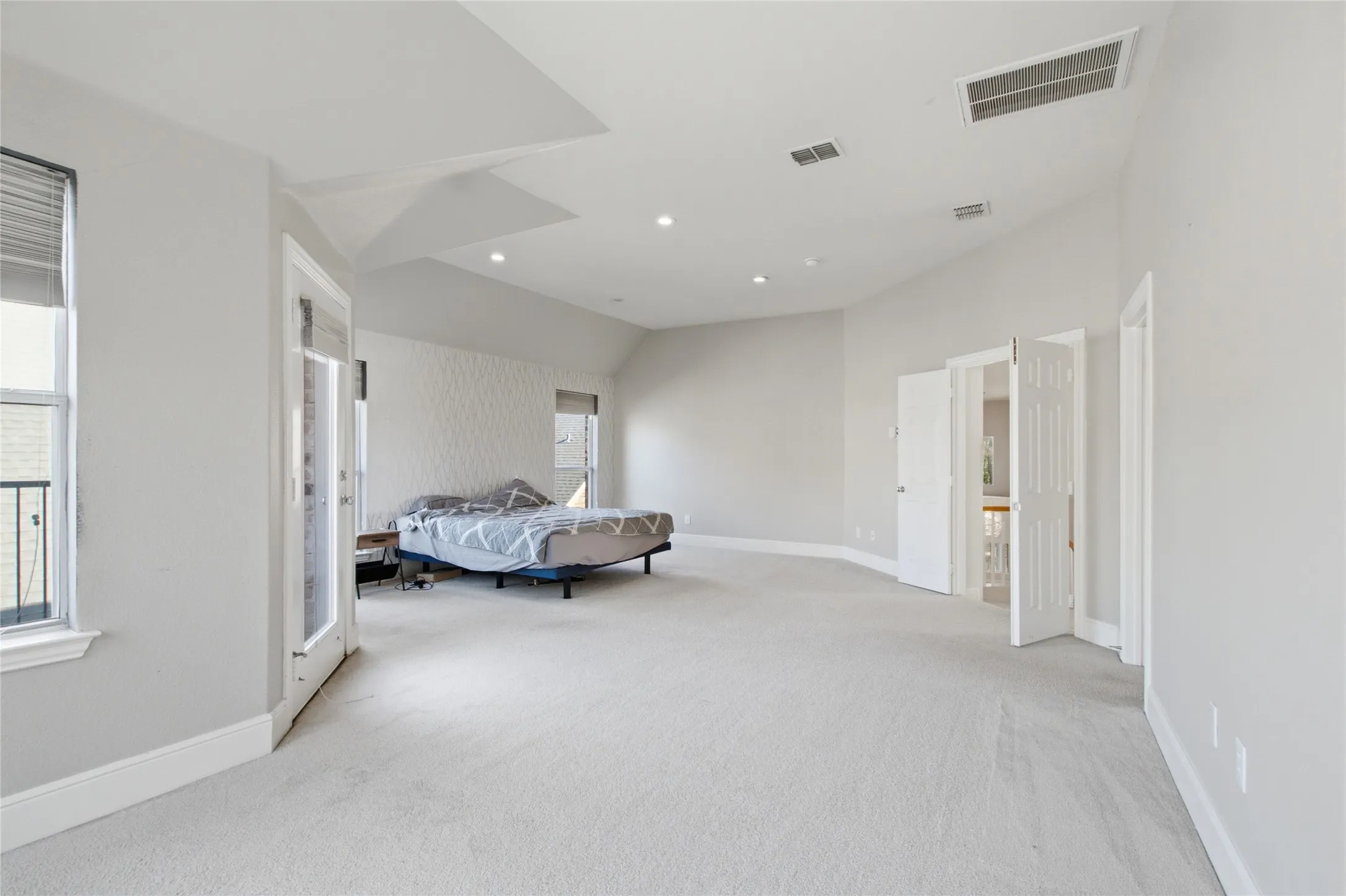 Single Family Residence For Sale in Denton County , 6925 Medallion Drive, Plano, Texas 75024, 3 Bedroom, 3 Bathroom, 2 Garage spaces, 3,428 Sqft, built in 2004, mls#21361144, Real Estate Agent in Plano, Homes For Sale in Denton county, Homes For Sale in Plano, Realtor in Plano Texas, Real Estate Brokerage Independent Realty Texas, Luminita Cordes Realtor