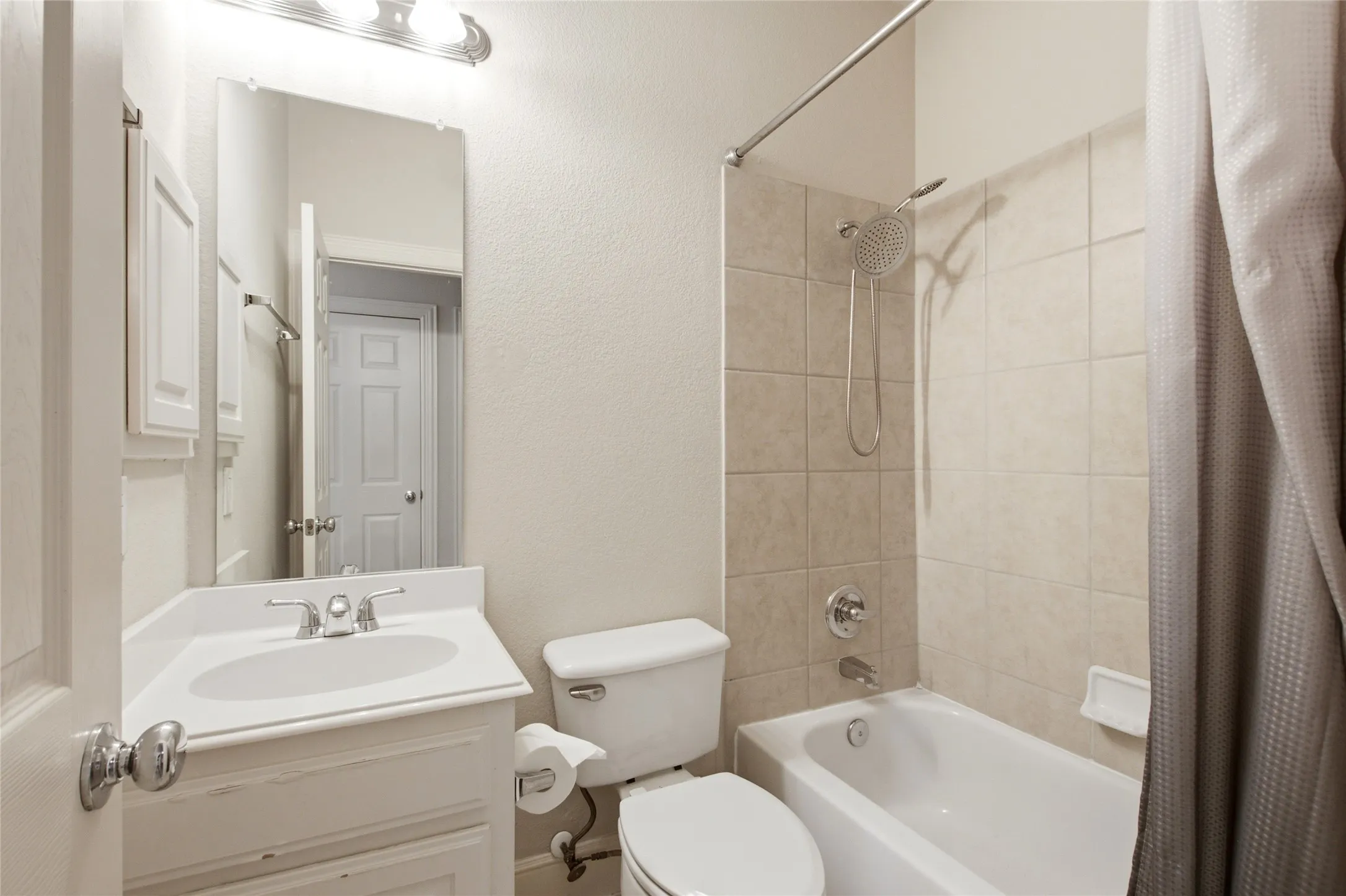 Single Family Residence For Sale in Denton County , 6925 Medallion Drive, Plano, Texas 75024, 3 Bedroom, 3 Bathroom, 2 Garage spaces, 3,428 Sqft, built in 2004, mls#21361144, Real Estate Agent in Plano, Homes For Sale in Denton county, Homes For Sale in Plano, Realtor in Plano Texas, Real Estate Brokerage Independent Realty Texas, Luminita Cordes Realtor