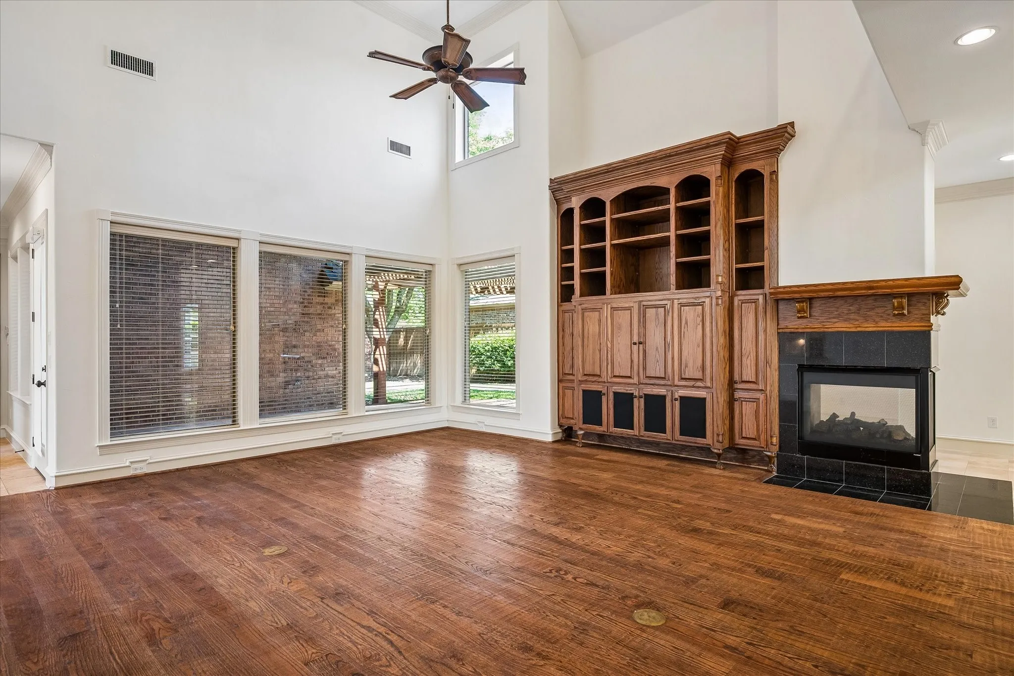 Single Family Residence For Sale in Denton County , 4709 Strait Lane, Carrollton, Texas 75010, 4 Bedroom, 6 Bathroom, 3 Garage spaces, 4,751 Sqft, built in 2006, mls#21360661, Real Estate Agent in Carrollton, Homes For Sale in Denton county, Homes For Sale in Carrollton, Realtor in Carrollton Texas, Real Estate Brokerage Independent Realty Texas, Luminita Cordes Realtor