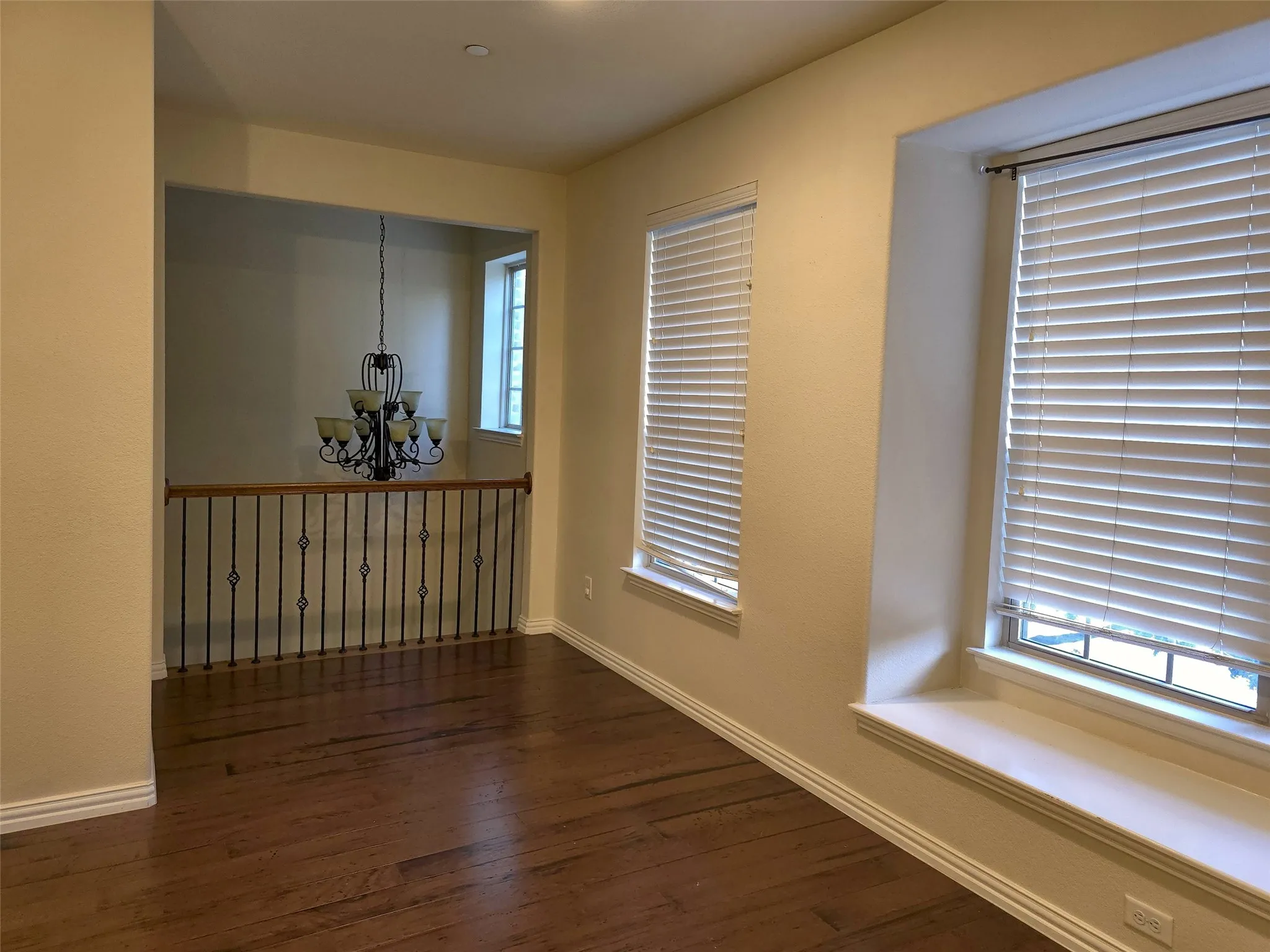 Townhouse For Sale in Dallas County , 1504 Fox Run Drive, Irving, Texas 75063, 4 Bedroom, 4 Bathroom, 2 Garage spaces, 2,241 Sqft, built in 2010, mls#21361139, Real Estate Agent in Irving, Homes For Sale in Dallas county, Homes For Sale in Irving, Realtor in Irving Texas, Real Estate Brokerage Independent Realty Texas, Luminita Cordes Realtor