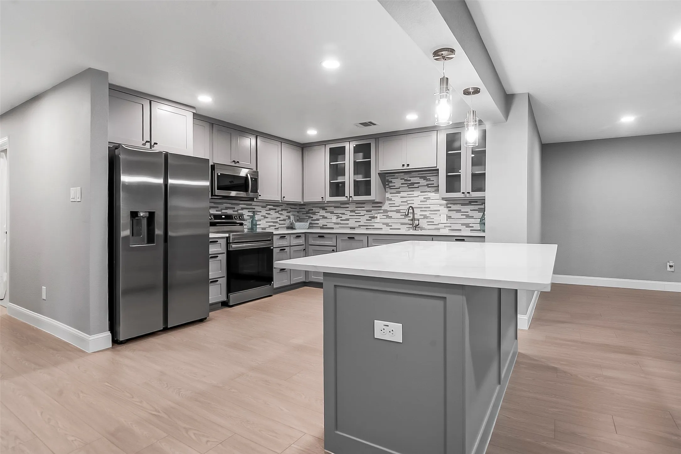 Single Family Residence For Sale in Dallas County , 2401 Sybil Drive, Mesquite, Texas 75149, 4 Bedroom, 3 Bathroom, Garage spaces, 2,071 Sqft, built in 1961, mls#21361149, Real Estate Agent in Mesquite, Homes For Sale in Dallas county, Homes For Sale in Mesquite, Realtor in Mesquite Texas, Real Estate Brokerage Independent Realty Texas, Luminita Cordes Realtor