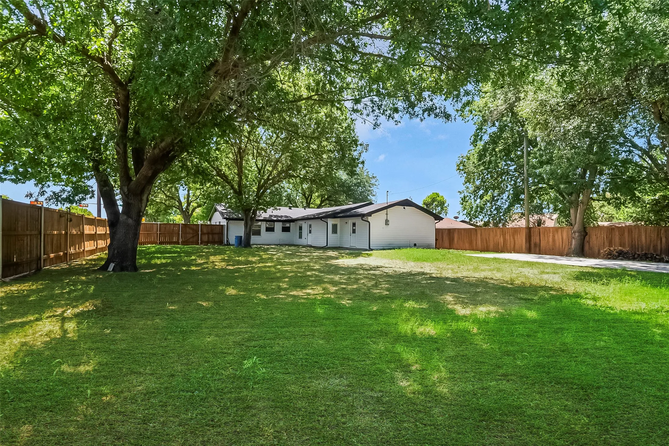 Single Family Residence For Sale in Dallas County , 2401 Sybil Drive, Mesquite, Texas 75149, 4 Bedroom, 3 Bathroom, Garage spaces, 2,071 Sqft, built in 1961, mls#21361149, Real Estate Agent in Mesquite, Homes For Sale in Dallas county, Homes For Sale in Mesquite, Realtor in Mesquite Texas, Real Estate Brokerage Independent Realty Texas, Luminita Cordes Realtor