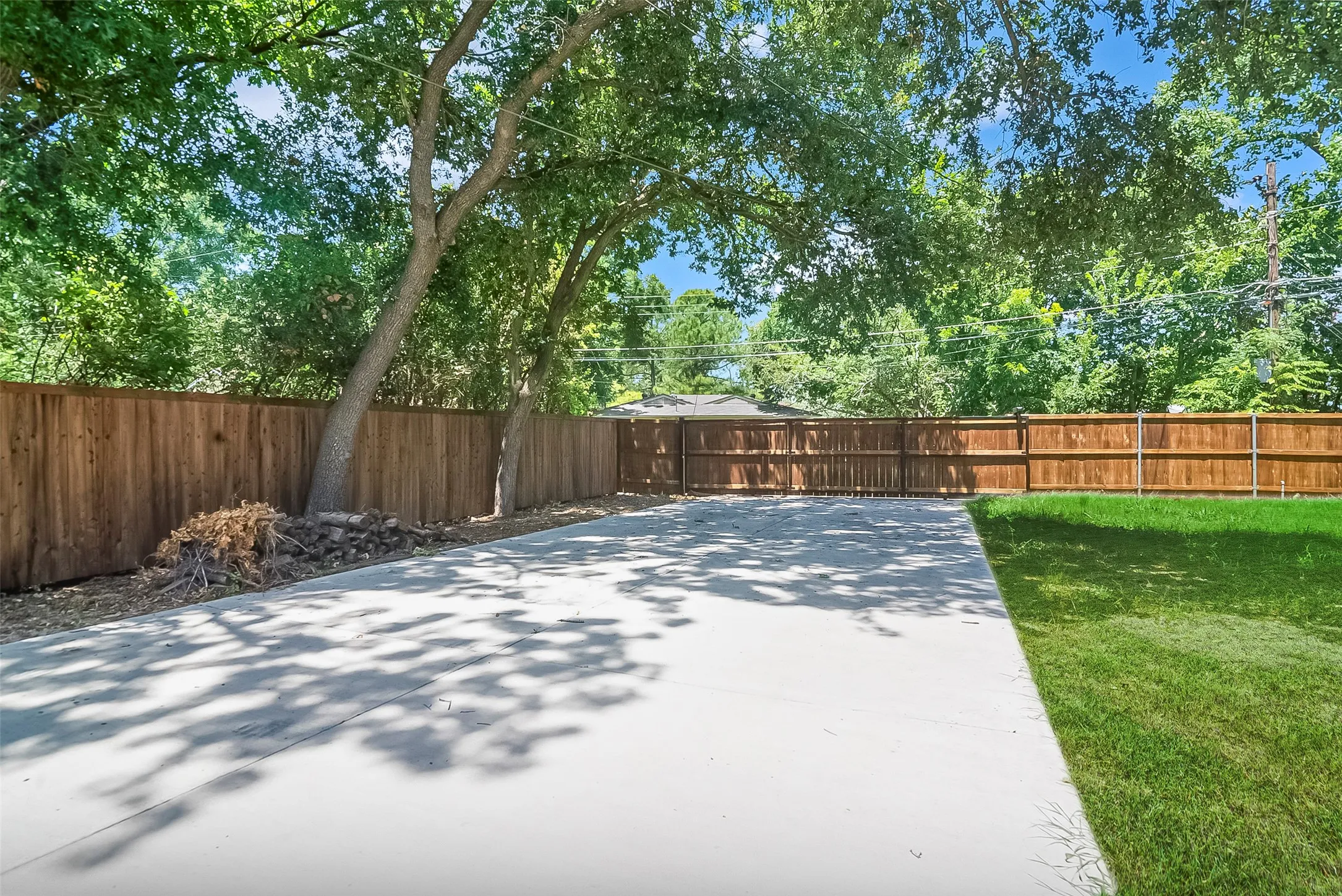 Single Family Residence For Sale in Dallas County , 2401 Sybil Drive, Mesquite, Texas 75149, 4 Bedroom, 3 Bathroom, Garage spaces, 2,071 Sqft, built in 1961, mls#21361149, Real Estate Agent in Mesquite, Homes For Sale in Dallas county, Homes For Sale in Mesquite, Realtor in Mesquite Texas, Real Estate Brokerage Independent Realty Texas, Luminita Cordes Realtor