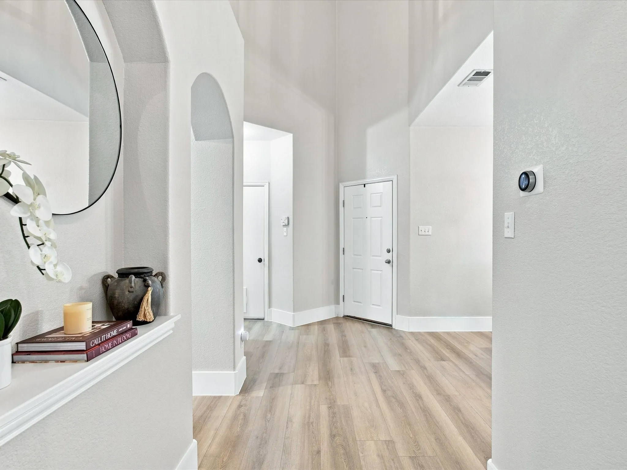 Large open and spacious entrance foyer with decorative niche!