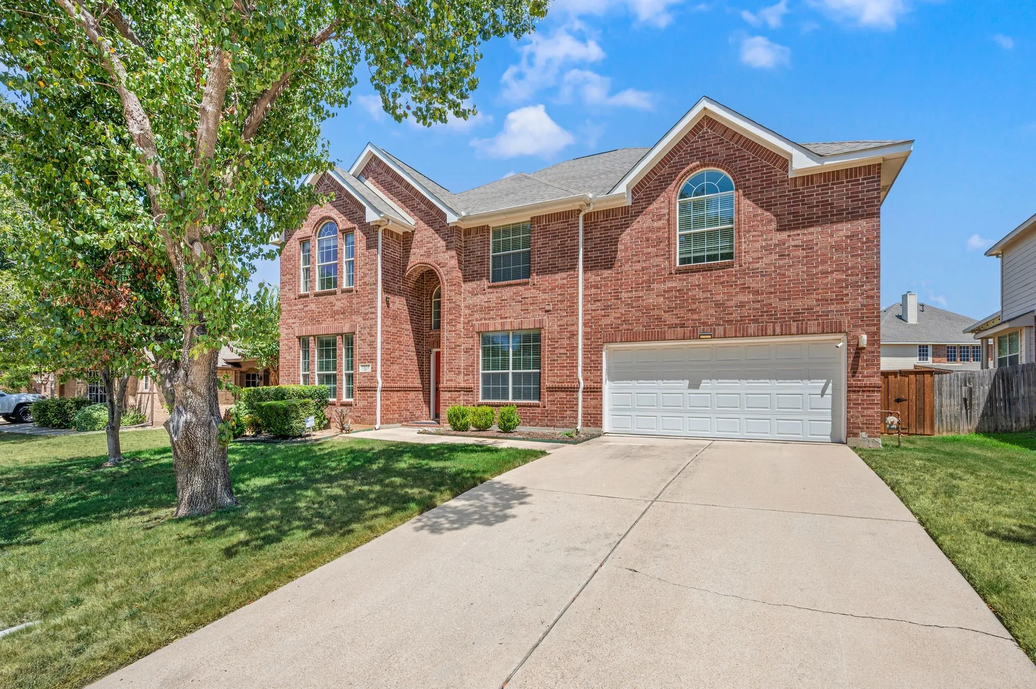 Single Family Residence For Sale in Tarrant County , 1302 Parkside Drive, Mansfield, Texas 76063, 5 Bedroom, 4 Bathroom, 2 Garage spaces, 3,753 Sqft, built in 2003, mls#21359635, Real Estate Agent in Mansfield, Homes For Sale in Tarrant county, Homes For Sale in Mansfield, Realtor in Mansfield Texas, Real Estate Brokerage Independent Realty Texas, Luminita Cordes Realtor