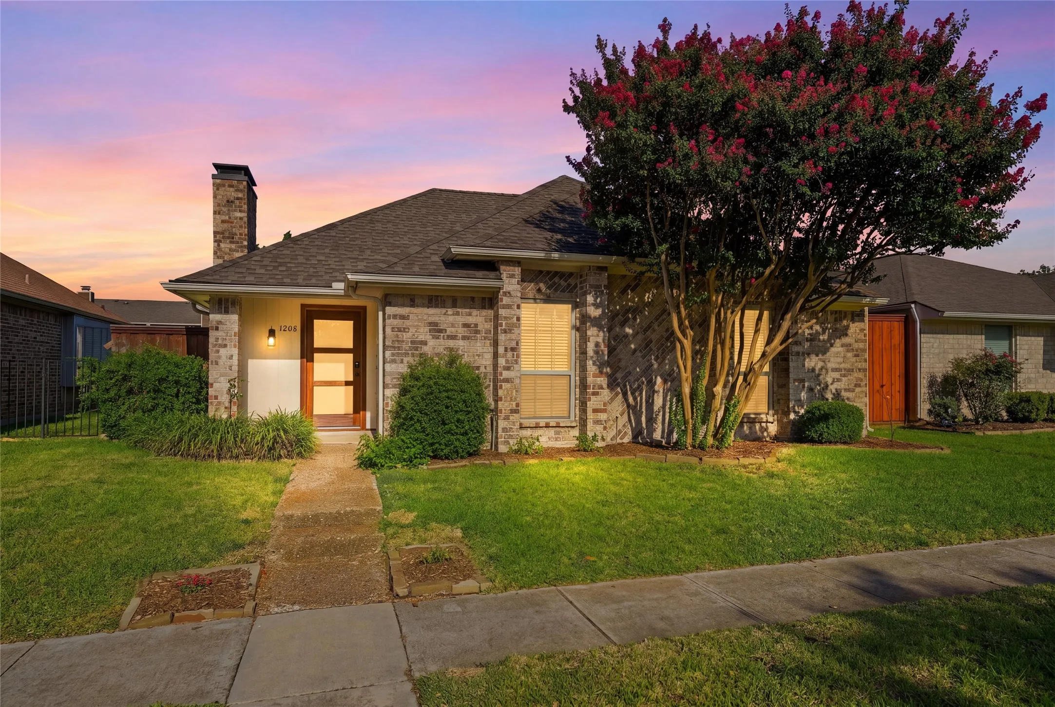 Single Family Residence For Sale in Dallas County , 1206 Richland Oaks Drive, Richardson, Texas 75081, 3 Bedroom, 2 Bathroom, 2 Garage spaces, 1,645 Sqft, built in 1979, mls#21361150, Real Estate Agent in Richardson, Homes For Sale in Dallas county, Homes For Sale in Richardson, Realtor in Richardson Texas, Real Estate Brokerage Independent Realty Texas, Luminita Cordes Realtor