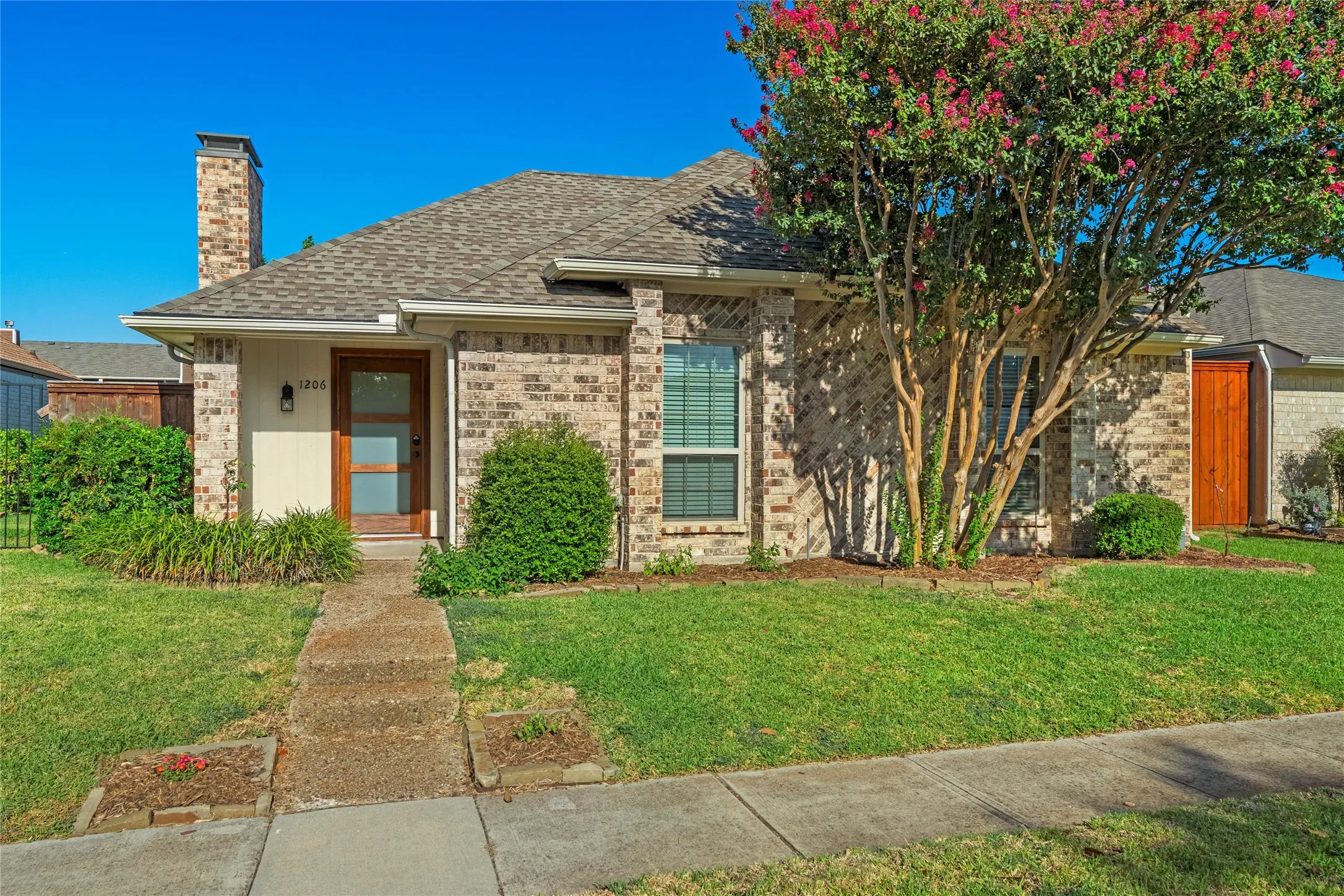 Single Family Residence For Sale in Dallas County , 1206 Richland Oaks Drive, Richardson, Texas 75081, 3 Bedroom, 2 Bathroom, 2 Garage spaces, 1,645 Sqft, built in 1979, mls#21361150, Real Estate Agent in Richardson, Homes For Sale in Dallas county, Homes For Sale in Richardson, Realtor in Richardson Texas, Real Estate Brokerage Independent Realty Texas, Luminita Cordes Realtor