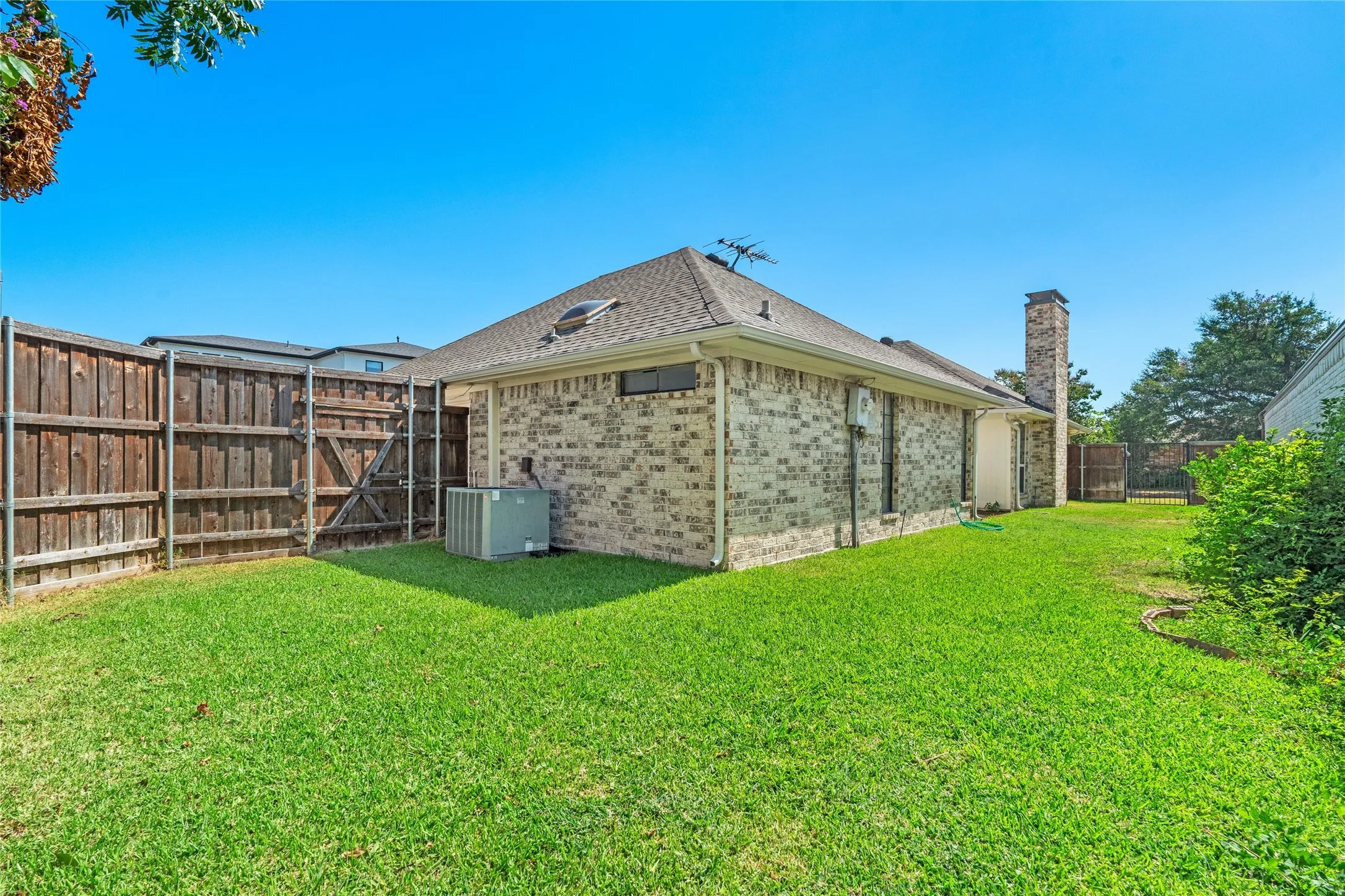 Single Family Residence For Sale in Dallas County , 1206 Richland Oaks Drive, Richardson, Texas 75081, 3 Bedroom, 2 Bathroom, 2 Garage spaces, 1,645 Sqft, built in 1979, mls#21361150, Real Estate Agent in Richardson, Homes For Sale in Dallas county, Homes For Sale in Richardson, Realtor in Richardson Texas, Real Estate Brokerage Independent Realty Texas, Luminita Cordes Realtor