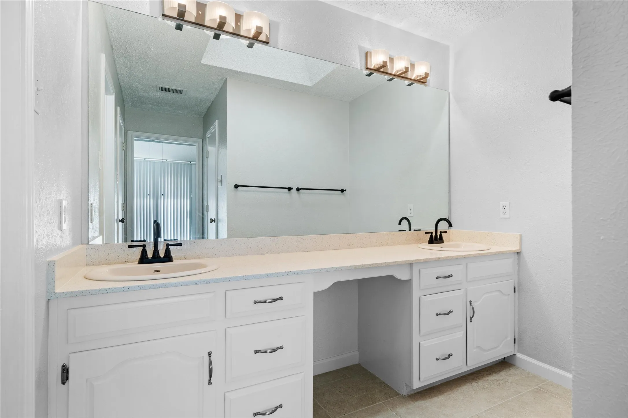 Single Family Residence For Sale in Dallas County , 1206 Richland Oaks Drive, Richardson, Texas 75081, 3 Bedroom, 2 Bathroom, 2 Garage spaces, 1,645 Sqft, built in 1979, mls#21361150, Real Estate Agent in Richardson, Homes For Sale in Dallas county, Homes For Sale in Richardson, Realtor in Richardson Texas, Real Estate Brokerage Independent Realty Texas, Luminita Cordes Realtor