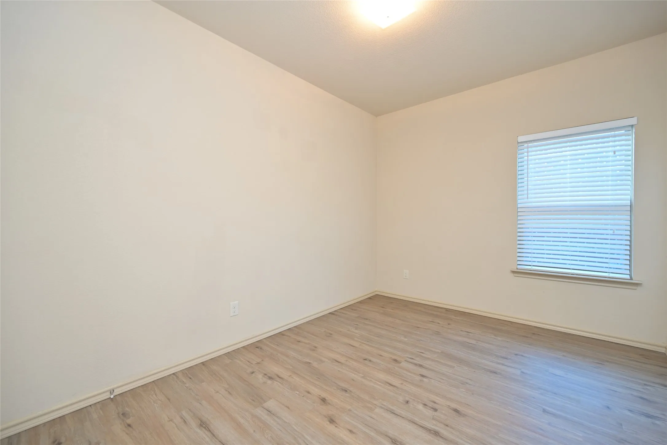 Single Family Residence For Rent in Tarrant County , 5933 Comanche Peak Drive, Fort Worth, Texas 76179, 3 Bedroom, 2 Bathroom, 2 Garage spaces, 1,441 Sqft, built in 2014, mls#21358539, Real Estate Agent in Fort Worth, Homes For Rent in Tarrant county, Homes For Rent in Fort Worth, Realtor in Fort Worth Texas, Real Estate Brokerage Independent Realty Texas, Luminita Cordes Realtor