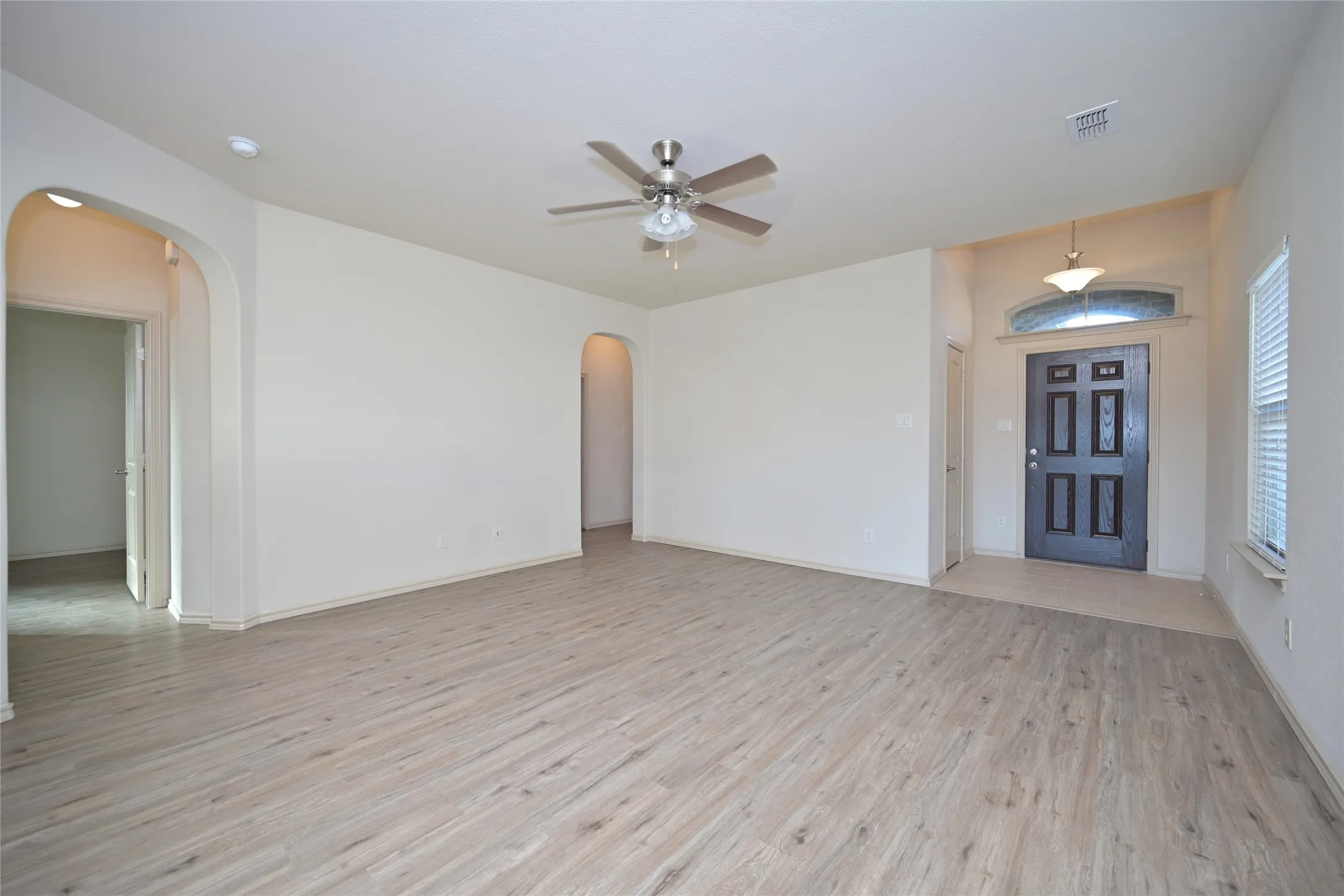 Single Family Residence For Rent in Tarrant County , 5933 Comanche Peak Drive, Fort Worth, Texas 76179, 3 Bedroom, 2 Bathroom, 2 Garage spaces, 1,441 Sqft, built in 2014, mls#21358539, Real Estate Agent in Fort Worth, Homes For Rent in Tarrant county, Homes For Rent in Fort Worth, Realtor in Fort Worth Texas, Real Estate Brokerage Independent Realty Texas, Luminita Cordes Realtor