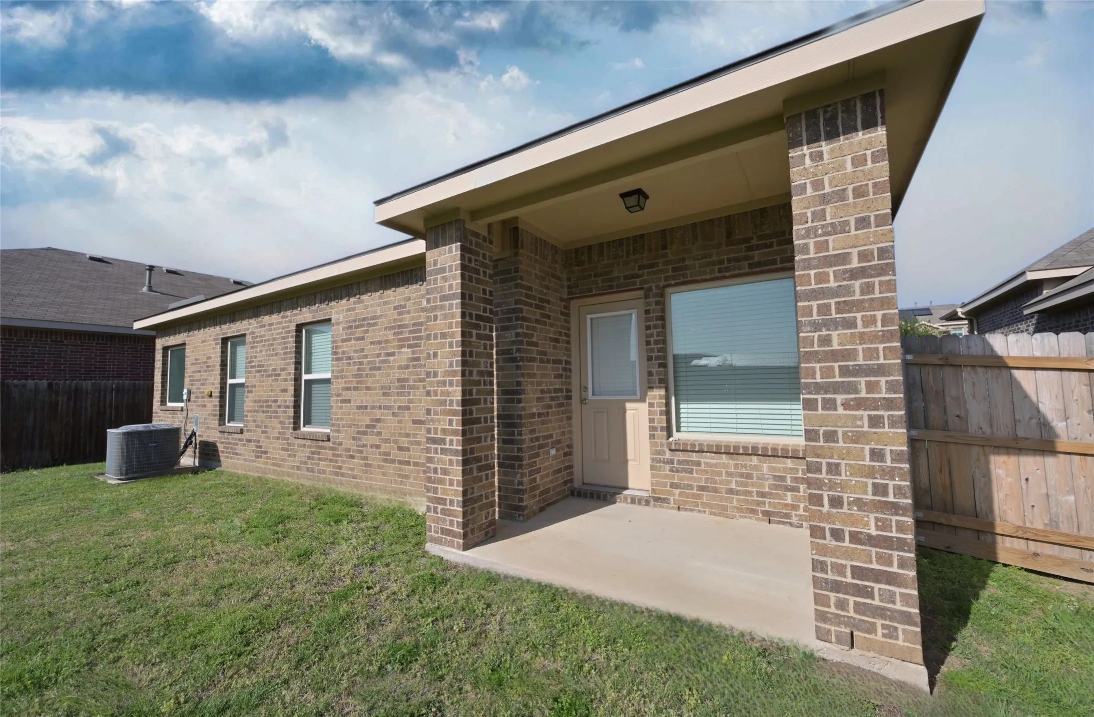 Single Family Residence For Rent in Tarrant County , 5933 Comanche Peak Drive, Fort Worth, Texas 76179, 3 Bedroom, 2 Bathroom, 2 Garage spaces, 1,441 Sqft, built in 2014, mls#21358539, Real Estate Agent in Fort Worth, Homes For Rent in Tarrant county, Homes For Rent in Fort Worth, Realtor in Fort Worth Texas, Real Estate Brokerage Independent Realty Texas, Luminita Cordes Realtor