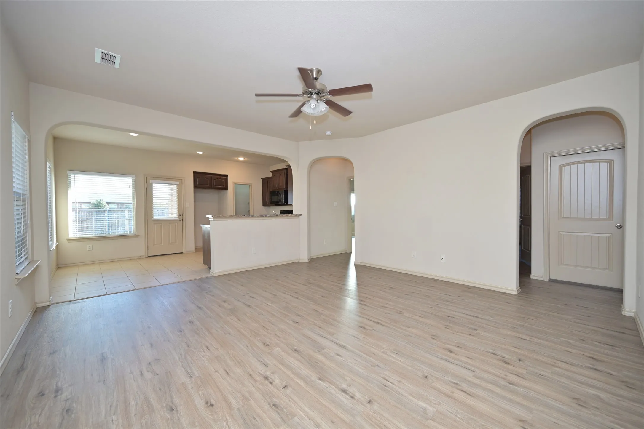 Single Family Residence For Rent in Tarrant County , 5933 Comanche Peak Drive, Fort Worth, Texas 76179, 3 Bedroom, 2 Bathroom, 2 Garage spaces, 1,441 Sqft, built in 2014, mls#21358539, Real Estate Agent in Fort Worth, Homes For Rent in Tarrant county, Homes For Rent in Fort Worth, Realtor in Fort Worth Texas, Real Estate Brokerage Independent Realty Texas, Luminita Cordes Realtor
