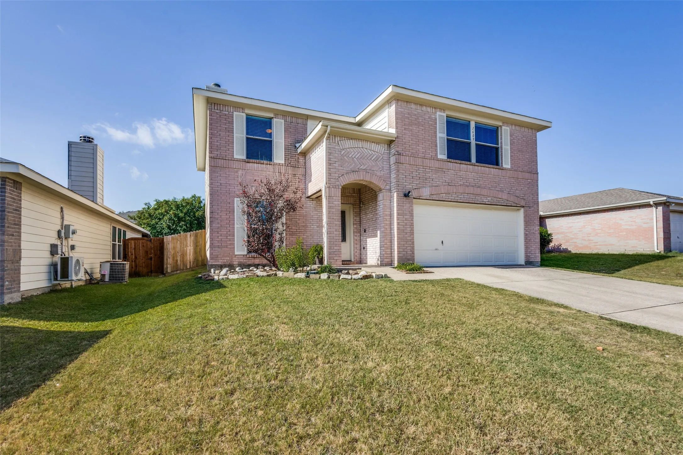 Single Family Residence For Sale in Collin County , 1609 White Oak Road, Anna, Texas 75409, 3 Bedroom, 3 Bathroom, 2 Garage spaces, 2,000 Sqft, built in 2002, mls#21360560, Real Estate Agent in Anna, Homes For Sale in Collin county, Homes For Sale in Anna, Realtor in Anna Texas, Real Estate Brokerage Independent Realty Texas, Luminita Cordes Realtor
