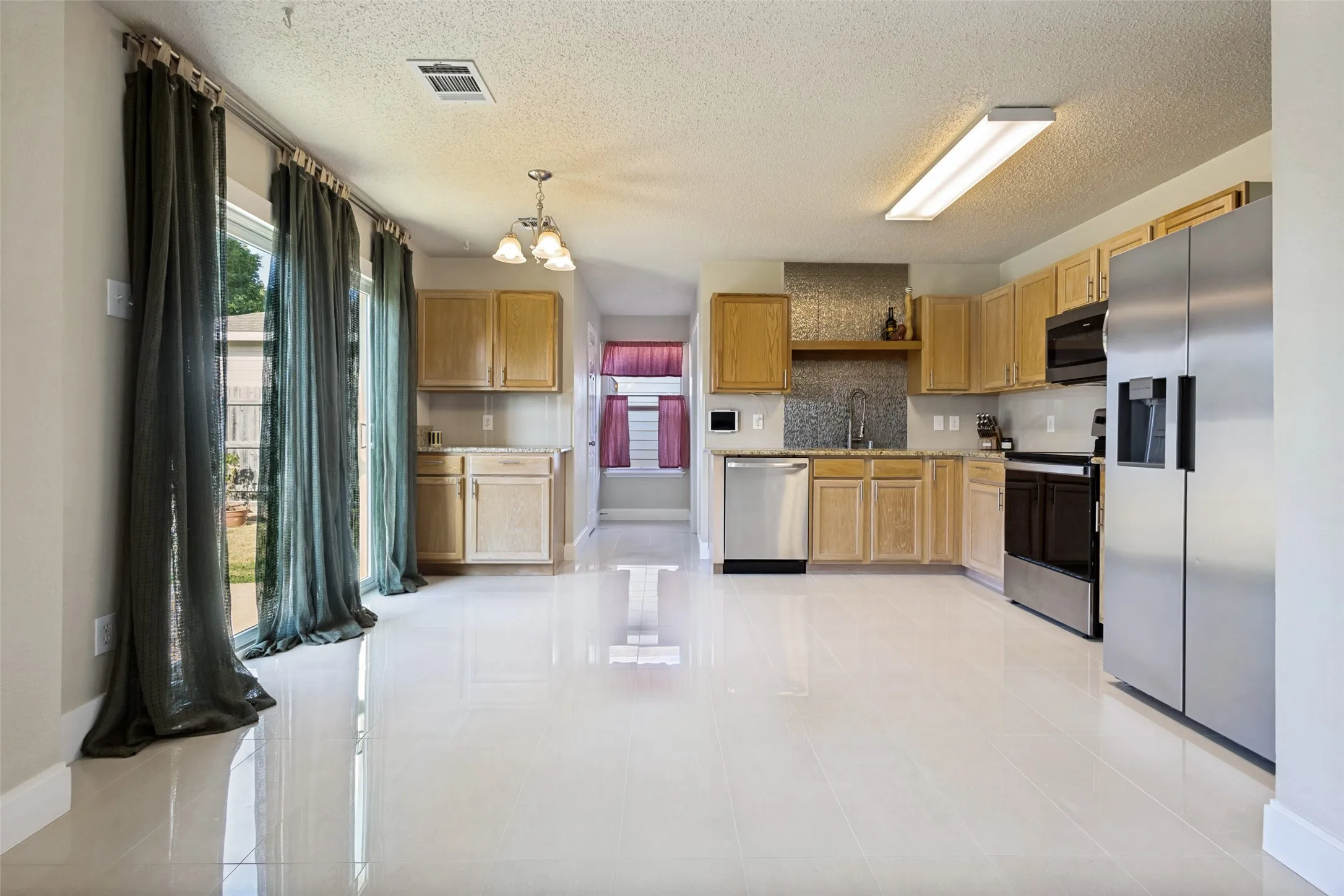 Single Family Residence For Sale in Collin County , 1609 White Oak Road, Anna, Texas 75409, 3 Bedroom, 3 Bathroom, 2 Garage spaces, 2,000 Sqft, built in 2002, mls#21360560, Real Estate Agent in Anna, Homes For Sale in Collin county, Homes For Sale in Anna, Realtor in Anna Texas, Real Estate Brokerage Independent Realty Texas, Luminita Cordes Realtor