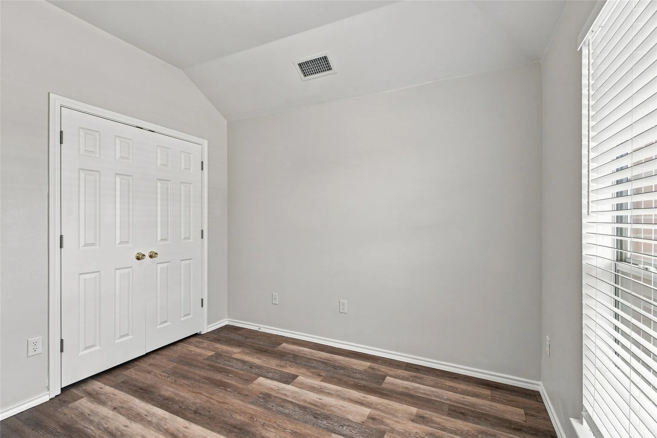 Single Family Residence For Rent in Dallas County , 1033 Suffolk Lane, Cedar Hill, Texas 75104, 4 Bedroom, 2 Bathroom, Garage spaces, 2,455 Sqft, built in 2002, mls#21361167, Real Estate Agent in Cedar Hill, Homes For Rent in Dallas county, Homes For Rent in Cedar Hill, Realtor in Cedar Hill Texas, Real Estate Brokerage Independent Realty Texas, Luminita Cordes Realtor