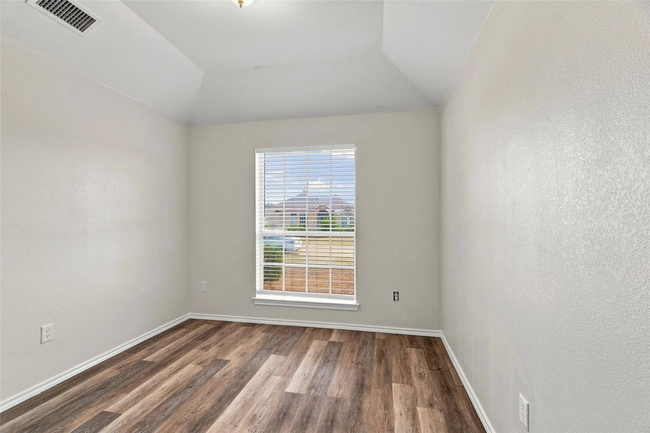 Single Family Residence For Rent in Dallas County , 1033 Suffolk Lane, Cedar Hill, Texas 75104, 4 Bedroom, 2 Bathroom, Garage spaces, 2,455 Sqft, built in 2002, mls#21361167, Real Estate Agent in Cedar Hill, Homes For Rent in Dallas county, Homes For Rent in Cedar Hill, Realtor in Cedar Hill Texas, Real Estate Brokerage Independent Realty Texas, Luminita Cordes Realtor