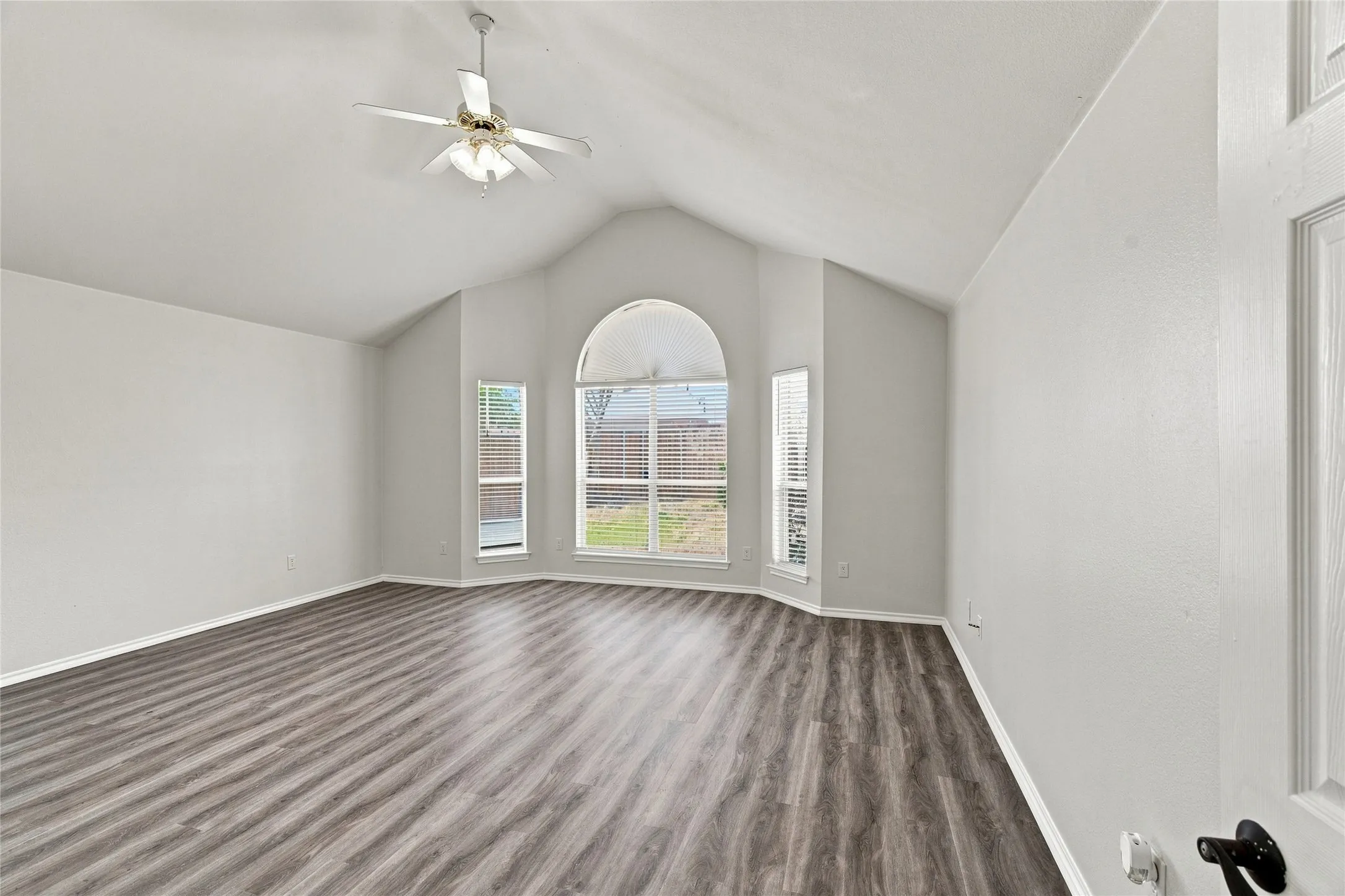 Single Family Residence For Rent in Dallas County , 1033 Suffolk Lane, Cedar Hill, Texas 75104, 4 Bedroom, 2 Bathroom, Garage spaces, 2,455 Sqft, built in 2002, mls#21361167, Real Estate Agent in Cedar Hill, Homes For Rent in Dallas county, Homes For Rent in Cedar Hill, Realtor in Cedar Hill Texas, Real Estate Brokerage Independent Realty Texas, Luminita Cordes Realtor