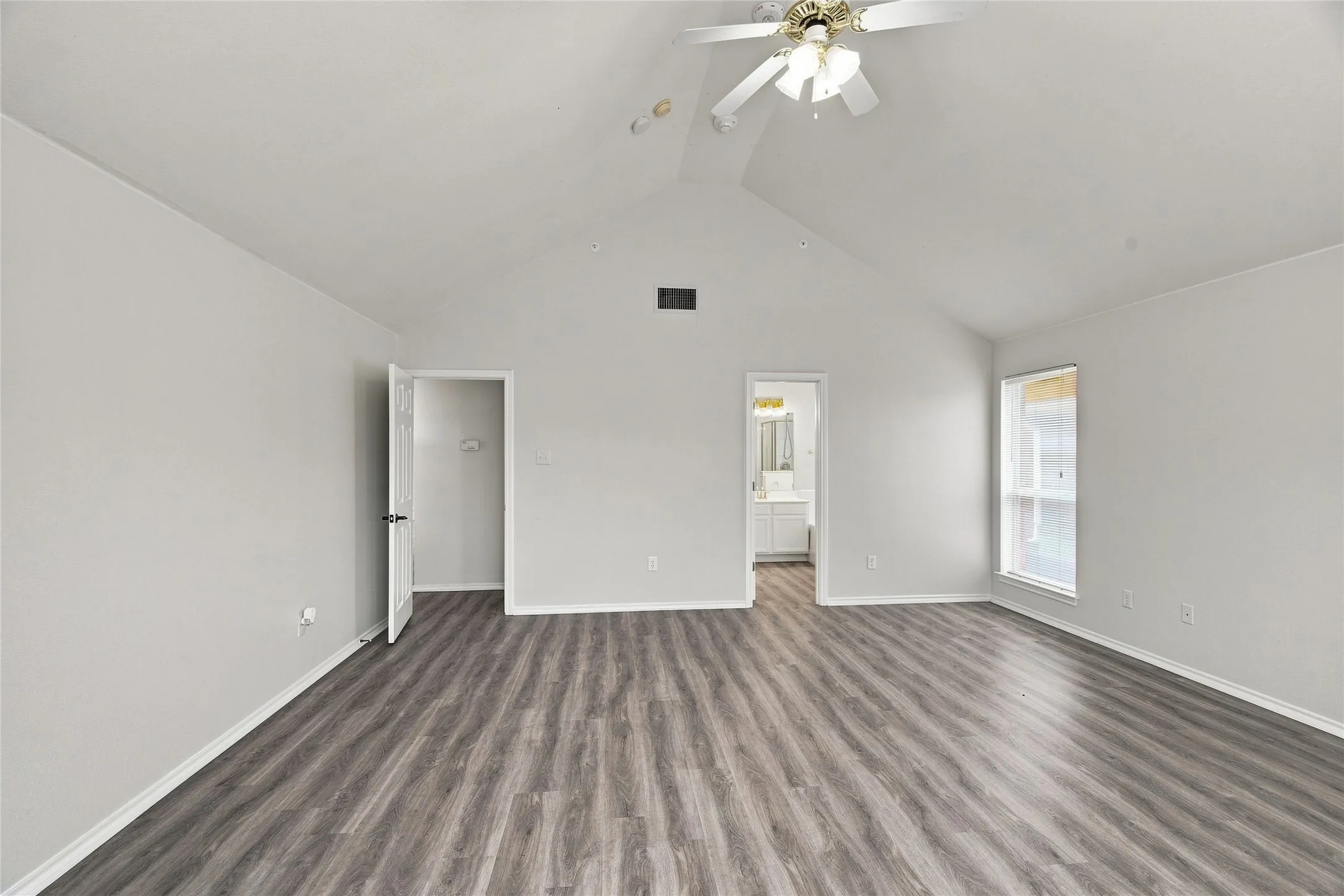 Single Family Residence For Rent in Dallas County , 1033 Suffolk Lane, Cedar Hill, Texas 75104, 4 Bedroom, 2 Bathroom, Garage spaces, 2,455 Sqft, built in 2002, mls#21361167, Real Estate Agent in Cedar Hill, Homes For Rent in Dallas county, Homes For Rent in Cedar Hill, Realtor in Cedar Hill Texas, Real Estate Brokerage Independent Realty Texas, Luminita Cordes Realtor