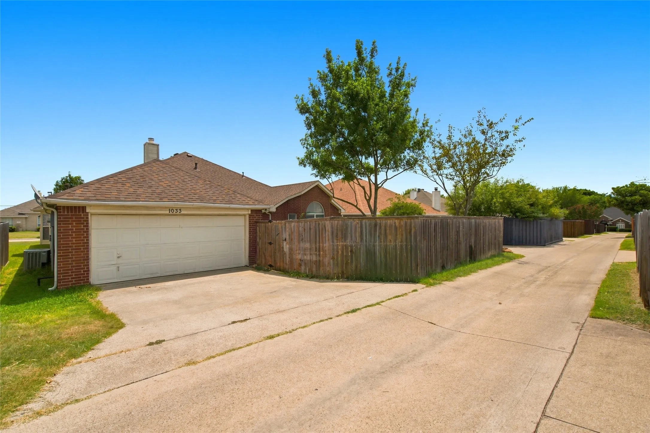 Single Family Residence For Rent in Dallas County , 1033 Suffolk Lane, Cedar Hill, Texas 75104, 4 Bedroom, 2 Bathroom, Garage spaces, 2,455 Sqft, built in 2002, mls#21361167, Real Estate Agent in Cedar Hill, Homes For Rent in Dallas county, Homes For Rent in Cedar Hill, Realtor in Cedar Hill Texas, Real Estate Brokerage Independent Realty Texas, Luminita Cordes Realtor
