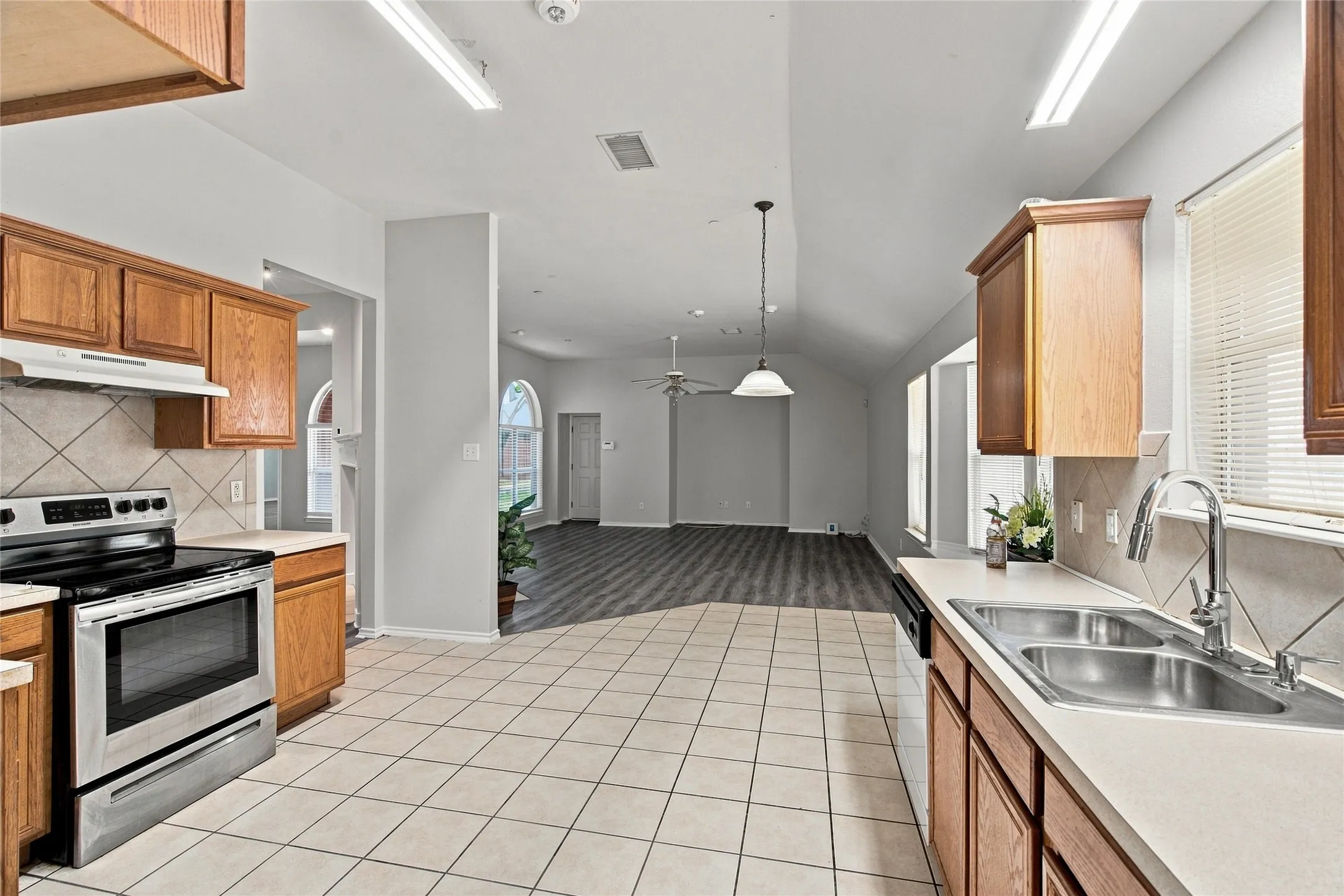 Single Family Residence For Rent in Dallas County , 1033 Suffolk Lane, Cedar Hill, Texas 75104, 4 Bedroom, 2 Bathroom, Garage spaces, 2,455 Sqft, built in 2002, mls#21361167, Real Estate Agent in Cedar Hill, Homes For Rent in Dallas county, Homes For Rent in Cedar Hill, Realtor in Cedar Hill Texas, Real Estate Brokerage Independent Realty Texas, Luminita Cordes Realtor