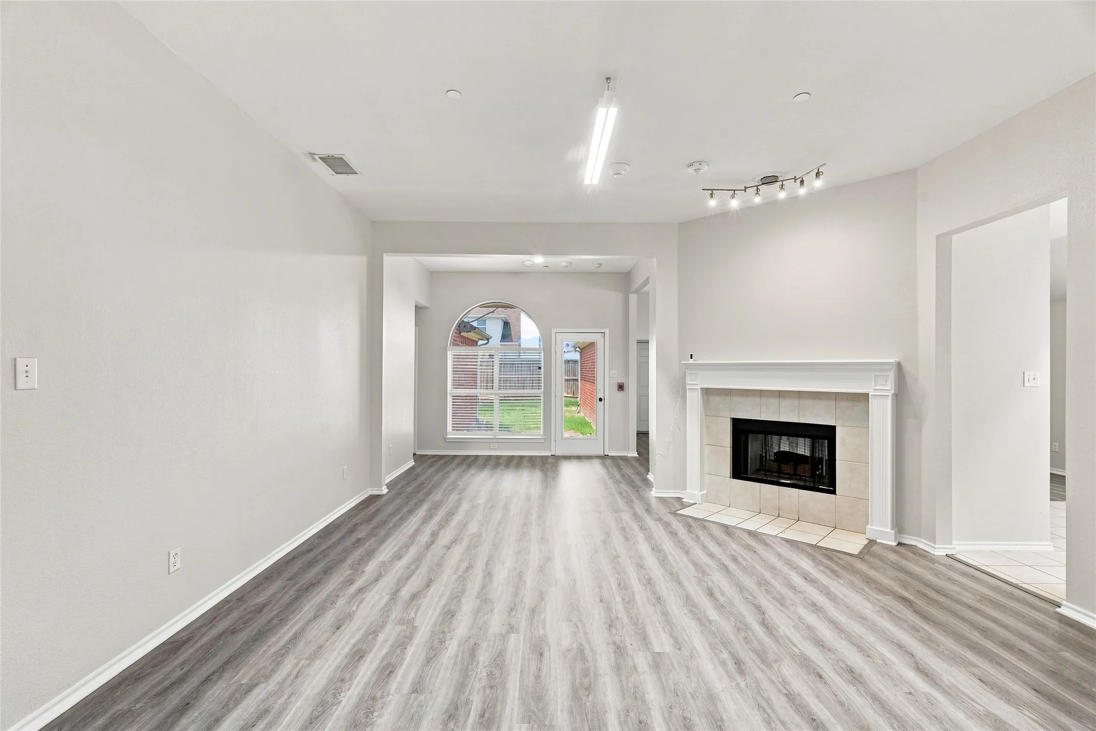 Single Family Residence For Rent in Dallas County , 1033 Suffolk Lane, Cedar Hill, Texas 75104, 4 Bedroom, 2 Bathroom, Garage spaces, 2,455 Sqft, built in 2002, mls#21361167, Real Estate Agent in Cedar Hill, Homes For Rent in Dallas county, Homes For Rent in Cedar Hill, Realtor in Cedar Hill Texas, Real Estate Brokerage Independent Realty Texas, Luminita Cordes Realtor