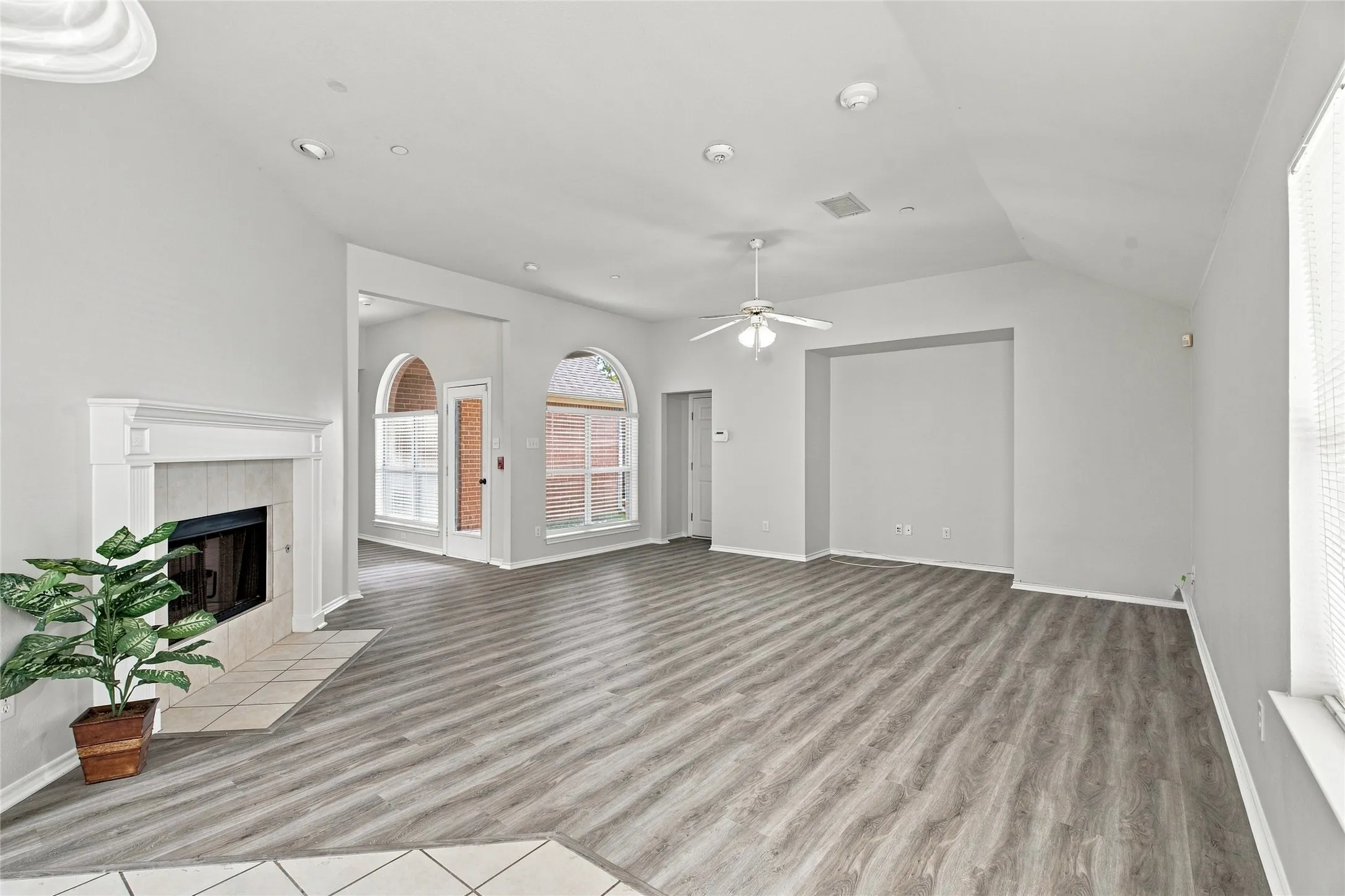 Single Family Residence For Rent in Dallas County , 1033 Suffolk Lane, Cedar Hill, Texas 75104, 4 Bedroom, 2 Bathroom, Garage spaces, 2,455 Sqft, built in 2002, mls#21361167, Real Estate Agent in Cedar Hill, Homes For Rent in Dallas county, Homes For Rent in Cedar Hill, Realtor in Cedar Hill Texas, Real Estate Brokerage Independent Realty Texas, Luminita Cordes Realtor