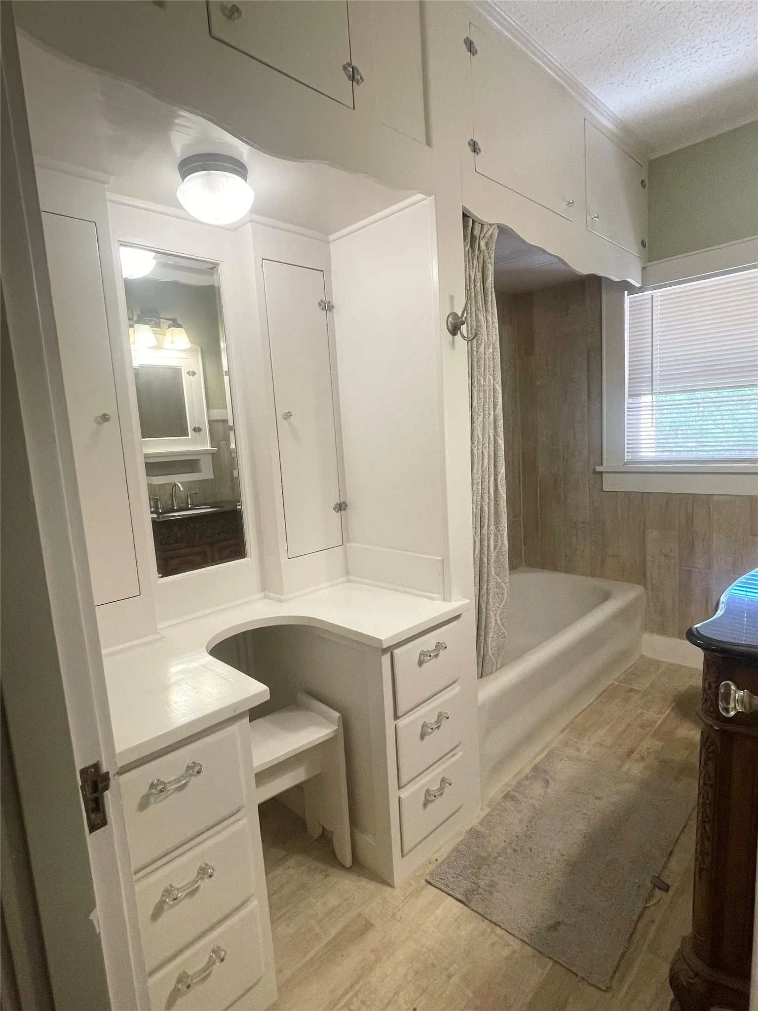 Single Family Residence For Sale in Tarrant County , 3915 Meadowbrook Drive, Fort Worth, Texas 76103, 3 Bedroom, 2 Bathroom, 2 Garage spaces, 1,812 Sqft, built in 1929, mls#21361005, Real Estate Agent in Fort Worth, Homes For Sale in Tarrant county, Homes For Sale in Fort Worth, Realtor in Fort Worth Texas, Real Estate Brokerage Independent Realty Texas, Luminita Cordes Realtor