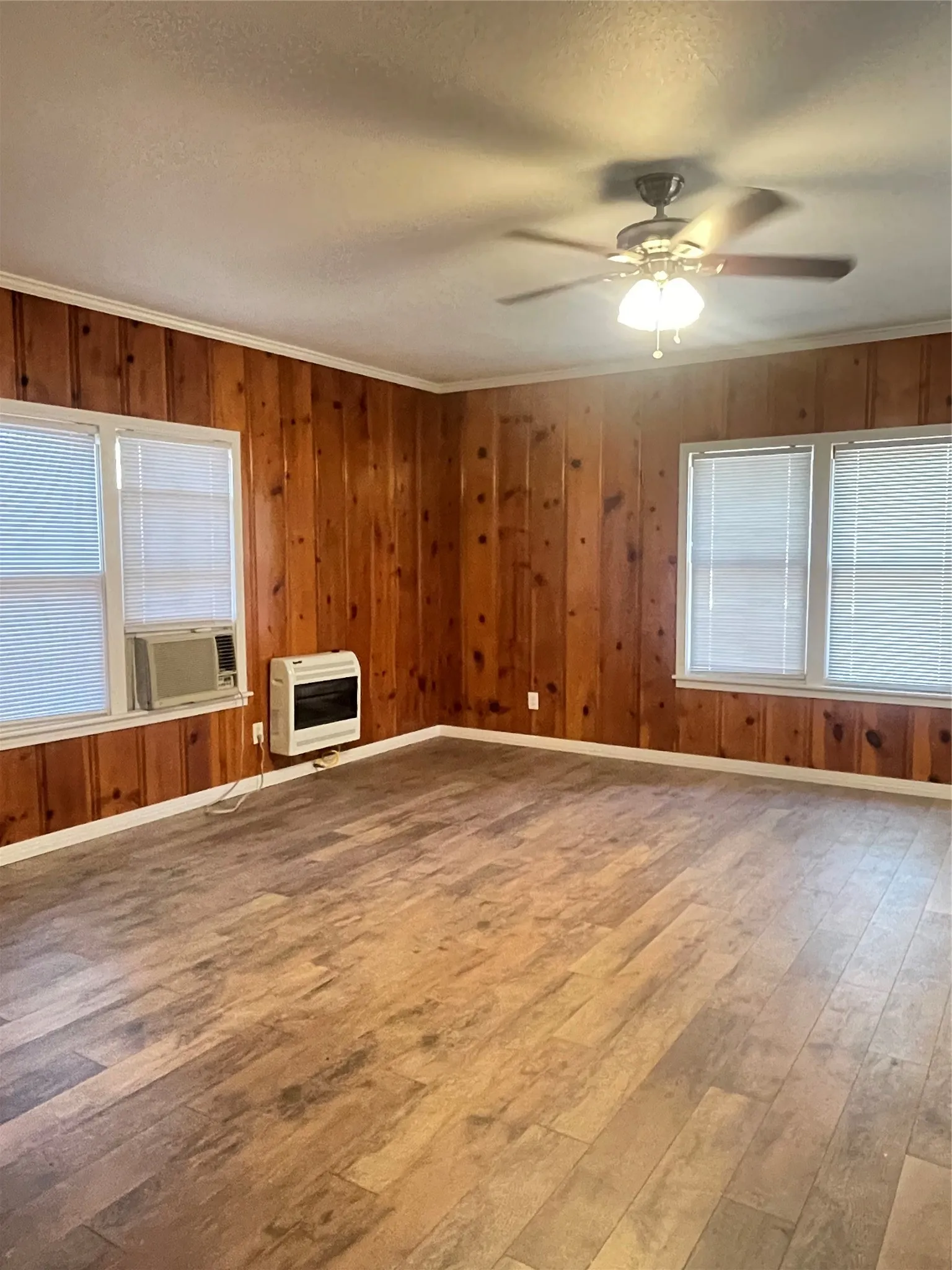 Single Family Residence For Sale in Tarrant County , 3915 Meadowbrook Drive, Fort Worth, Texas 76103, 3 Bedroom, 2 Bathroom, 2 Garage spaces, 1,812 Sqft, built in 1929, mls#21361005, Real Estate Agent in Fort Worth, Homes For Sale in Tarrant county, Homes For Sale in Fort Worth, Realtor in Fort Worth Texas, Real Estate Brokerage Independent Realty Texas, Luminita Cordes Realtor