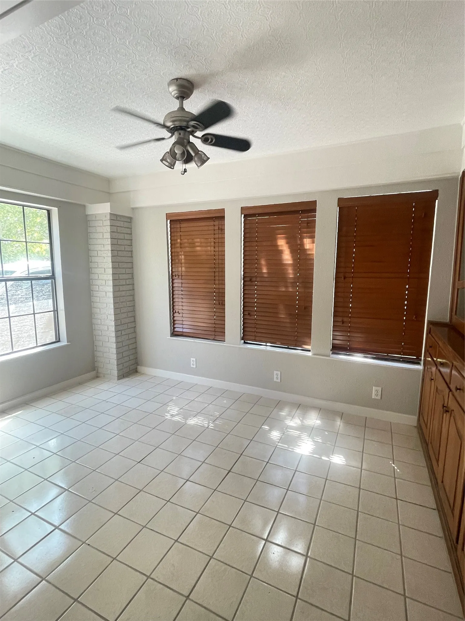 Single Family Residence For Sale in Tarrant County , 3915 Meadowbrook Drive, Fort Worth, Texas 76103, 3 Bedroom, 2 Bathroom, 2 Garage spaces, 1,812 Sqft, built in 1929, mls#21361005, Real Estate Agent in Fort Worth, Homes For Sale in Tarrant county, Homes For Sale in Fort Worth, Realtor in Fort Worth Texas, Real Estate Brokerage Independent Realty Texas, Luminita Cordes Realtor