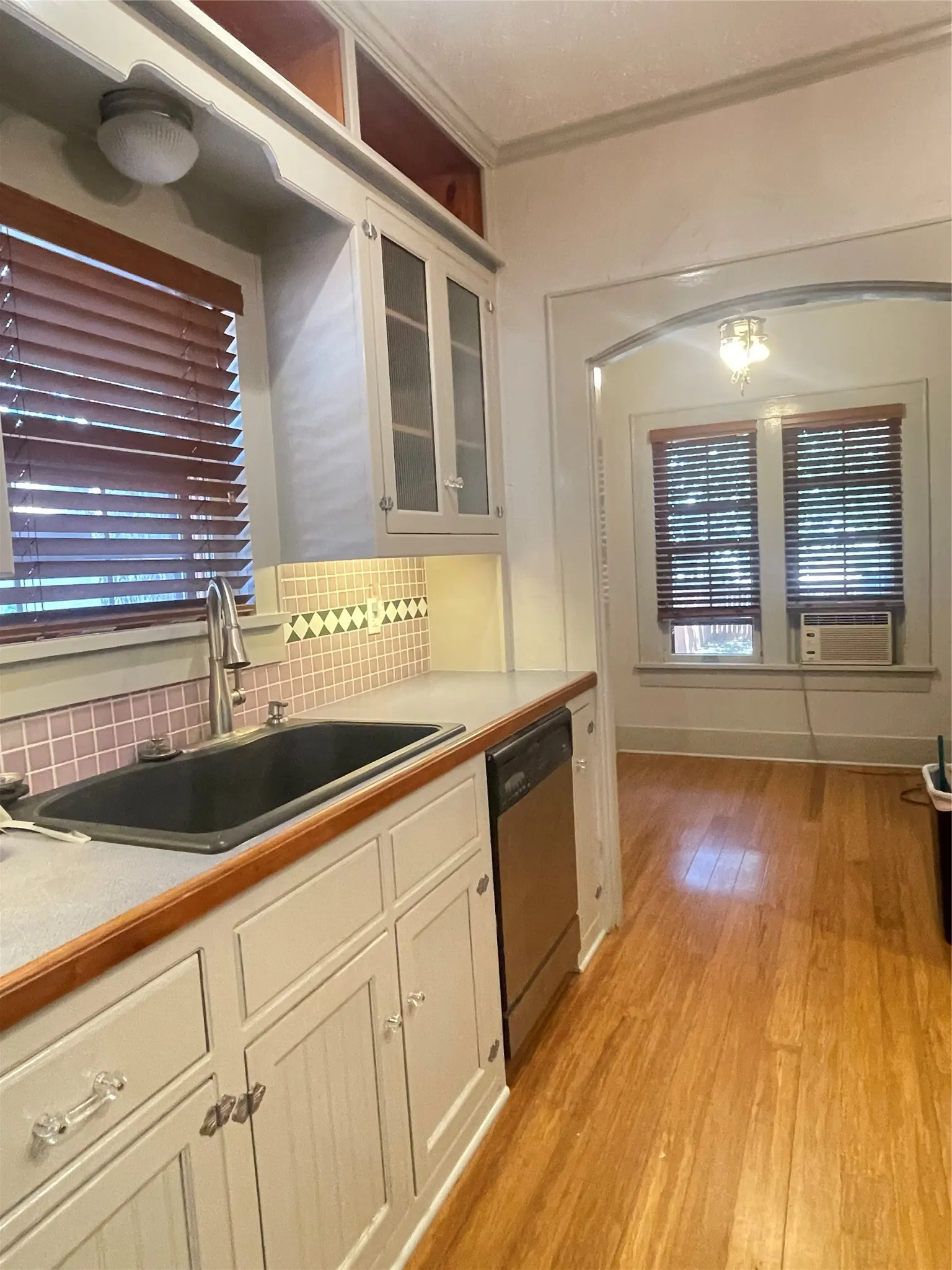 Single Family Residence For Sale in Tarrant County , 3915 Meadowbrook Drive, Fort Worth, Texas 76103, 3 Bedroom, 2 Bathroom, 2 Garage spaces, 1,812 Sqft, built in 1929, mls#21361005, Real Estate Agent in Fort Worth, Homes For Sale in Tarrant county, Homes For Sale in Fort Worth, Realtor in Fort Worth Texas, Real Estate Brokerage Independent Realty Texas, Luminita Cordes Realtor