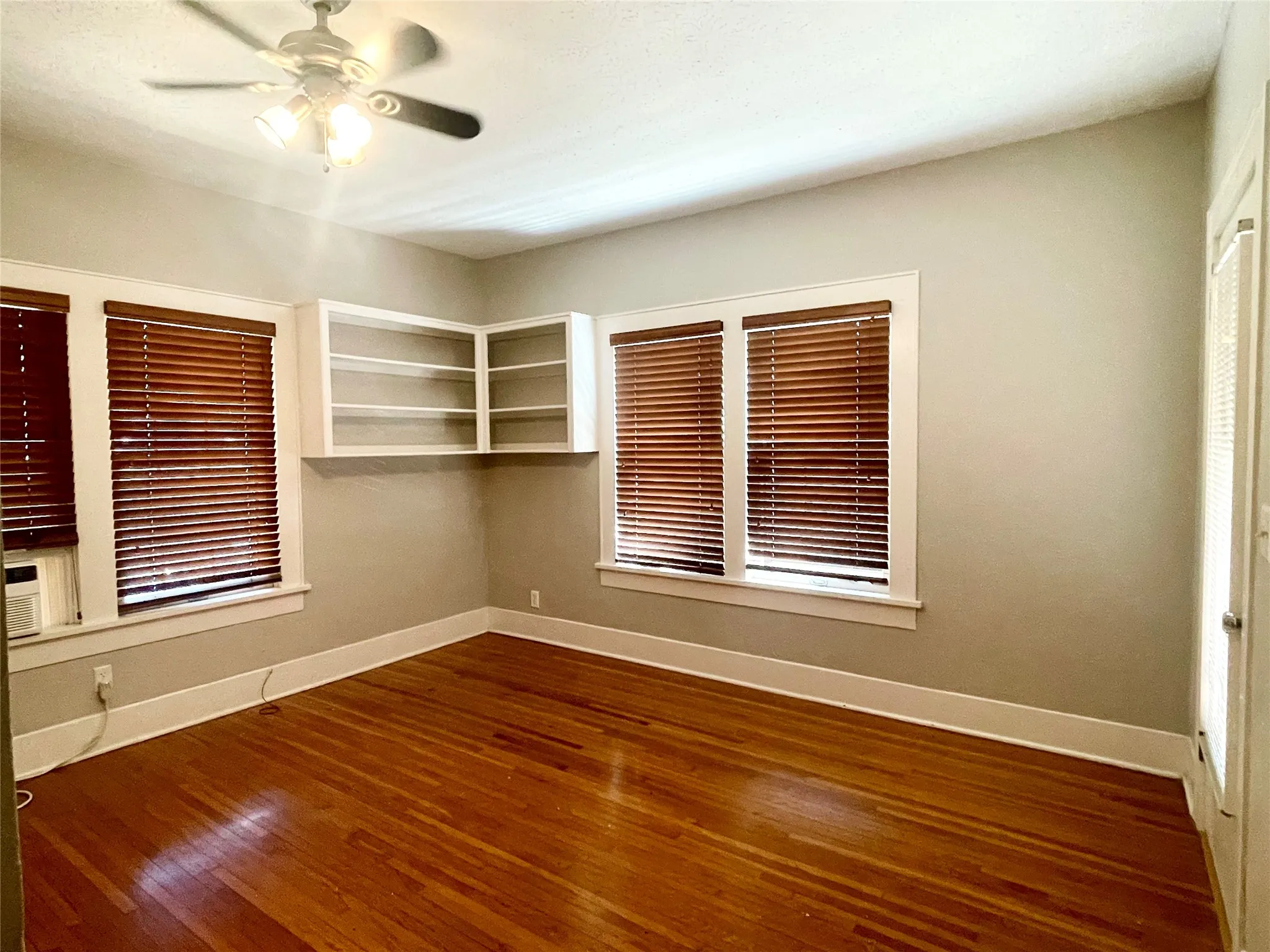 Single Family Residence For Sale in Tarrant County , 3915 Meadowbrook Drive, Fort Worth, Texas 76103, 3 Bedroom, 2 Bathroom, 2 Garage spaces, 1,812 Sqft, built in 1929, mls#21361005, Real Estate Agent in Fort Worth, Homes For Sale in Tarrant county, Homes For Sale in Fort Worth, Realtor in Fort Worth Texas, Real Estate Brokerage Independent Realty Texas, Luminita Cordes Realtor
