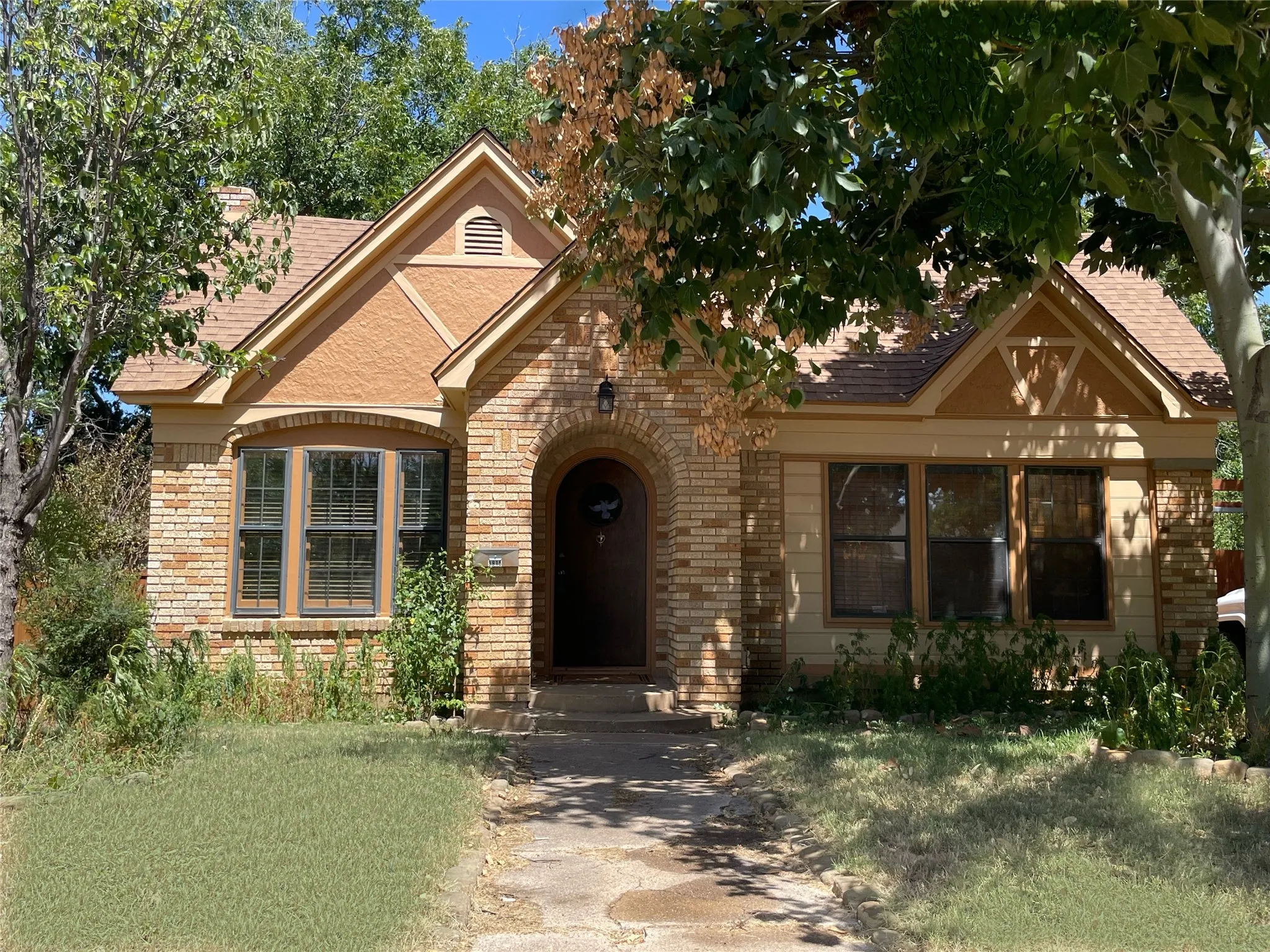 Single Family Residence For Sale in Tarrant County , 3915 Meadowbrook Drive, Fort Worth, Texas 76103, 3 Bedroom, 2 Bathroom, 2 Garage spaces, 1,812 Sqft, built in 1929, mls#21361005, Real Estate Agent in Fort Worth, Homes For Sale in Tarrant county, Homes For Sale in Fort Worth, Realtor in Fort Worth Texas, Real Estate Brokerage Independent Realty Texas, Luminita Cordes Realtor