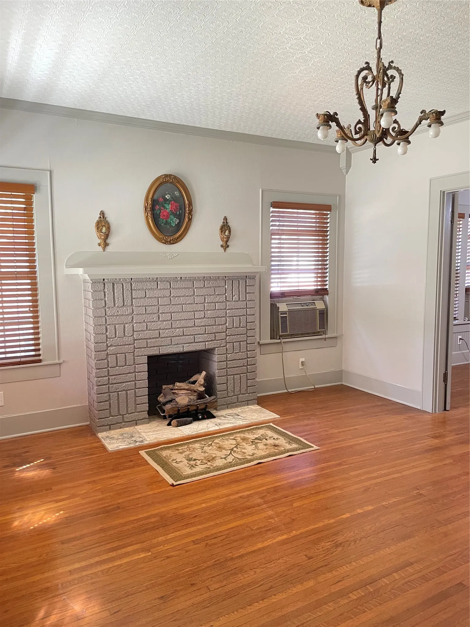 Single Family Residence For Sale in Tarrant County , 3915 Meadowbrook Drive, Fort Worth, Texas 76103, 3 Bedroom, 2 Bathroom, 2 Garage spaces, 1,812 Sqft, built in 1929, mls#21361005, Real Estate Agent in Fort Worth, Homes For Sale in Tarrant county, Homes For Sale in Fort Worth, Realtor in Fort Worth Texas, Real Estate Brokerage Independent Realty Texas, Luminita Cordes Realtor