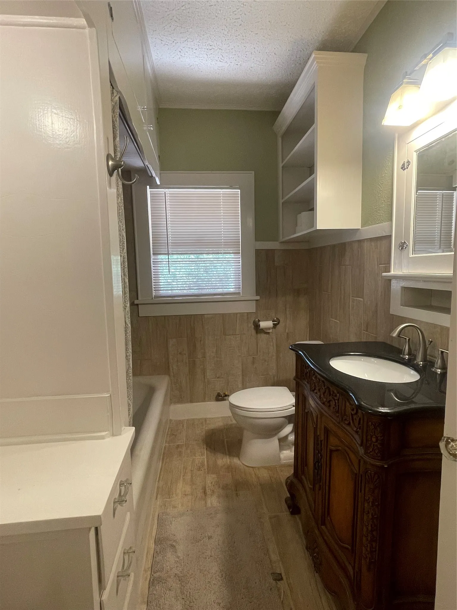Single Family Residence For Sale in Tarrant County , 3915 Meadowbrook Drive, Fort Worth, Texas 76103, 3 Bedroom, 2 Bathroom, 2 Garage spaces, 1,812 Sqft, built in 1929, mls#21361005, Real Estate Agent in Fort Worth, Homes For Sale in Tarrant county, Homes For Sale in Fort Worth, Realtor in Fort Worth Texas, Real Estate Brokerage Independent Realty Texas, Luminita Cordes Realtor