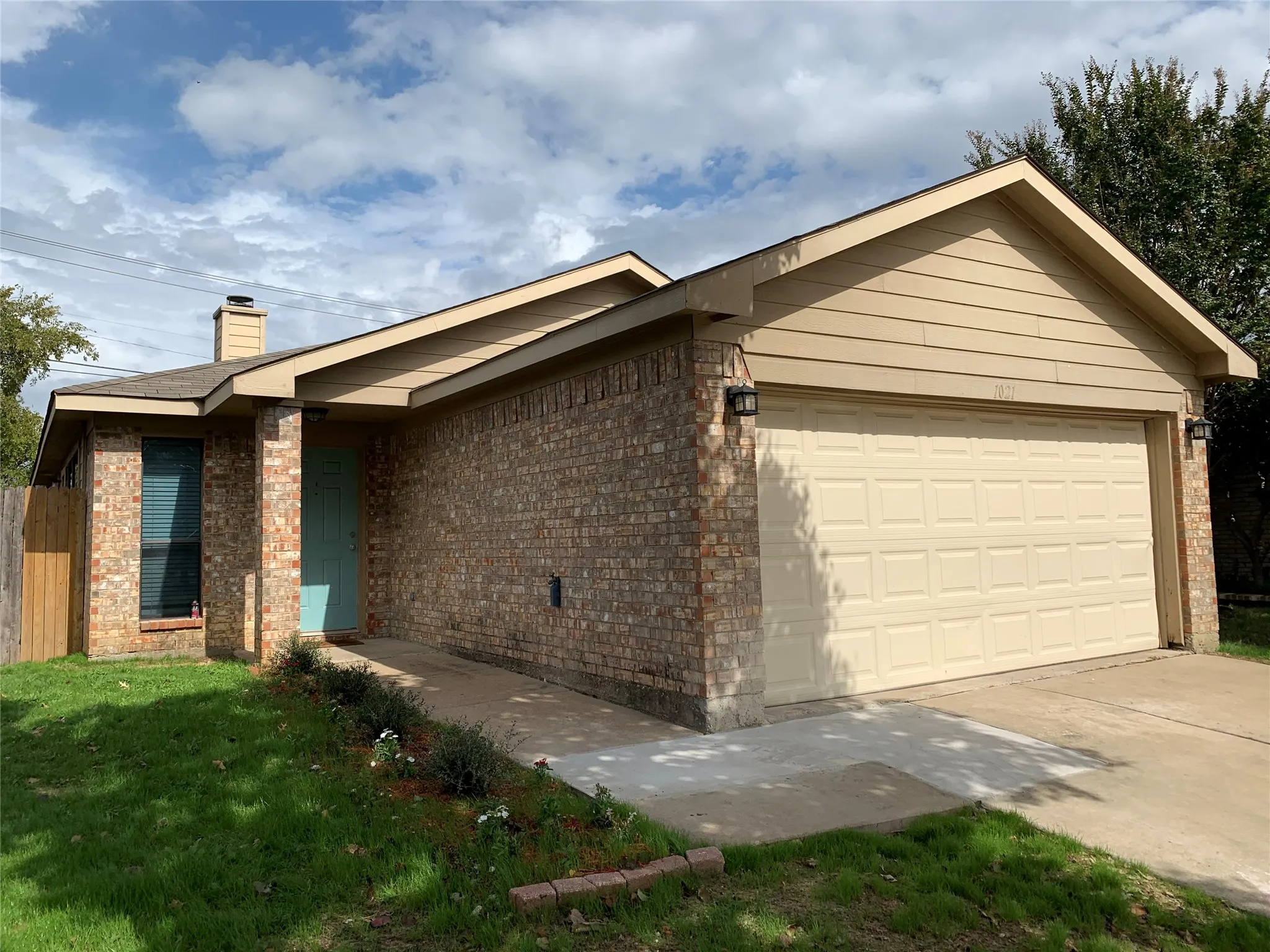Single Family Residence For Rent in Tarrant County , 1021 Olivewood Lane, Fort Worth, Texas 76140, 3 Bedroom, 2 Bathroom, 2 Garage spaces, 1,299 Sqft, built in 2000, mls#21361171, Real Estate Agent in Fort Worth, Homes For Rent in Tarrant county, Homes For Rent in Fort Worth, Realtor in Fort Worth Texas, Real Estate Brokerage Independent Realty Texas, Luminita Cordes Realtor
