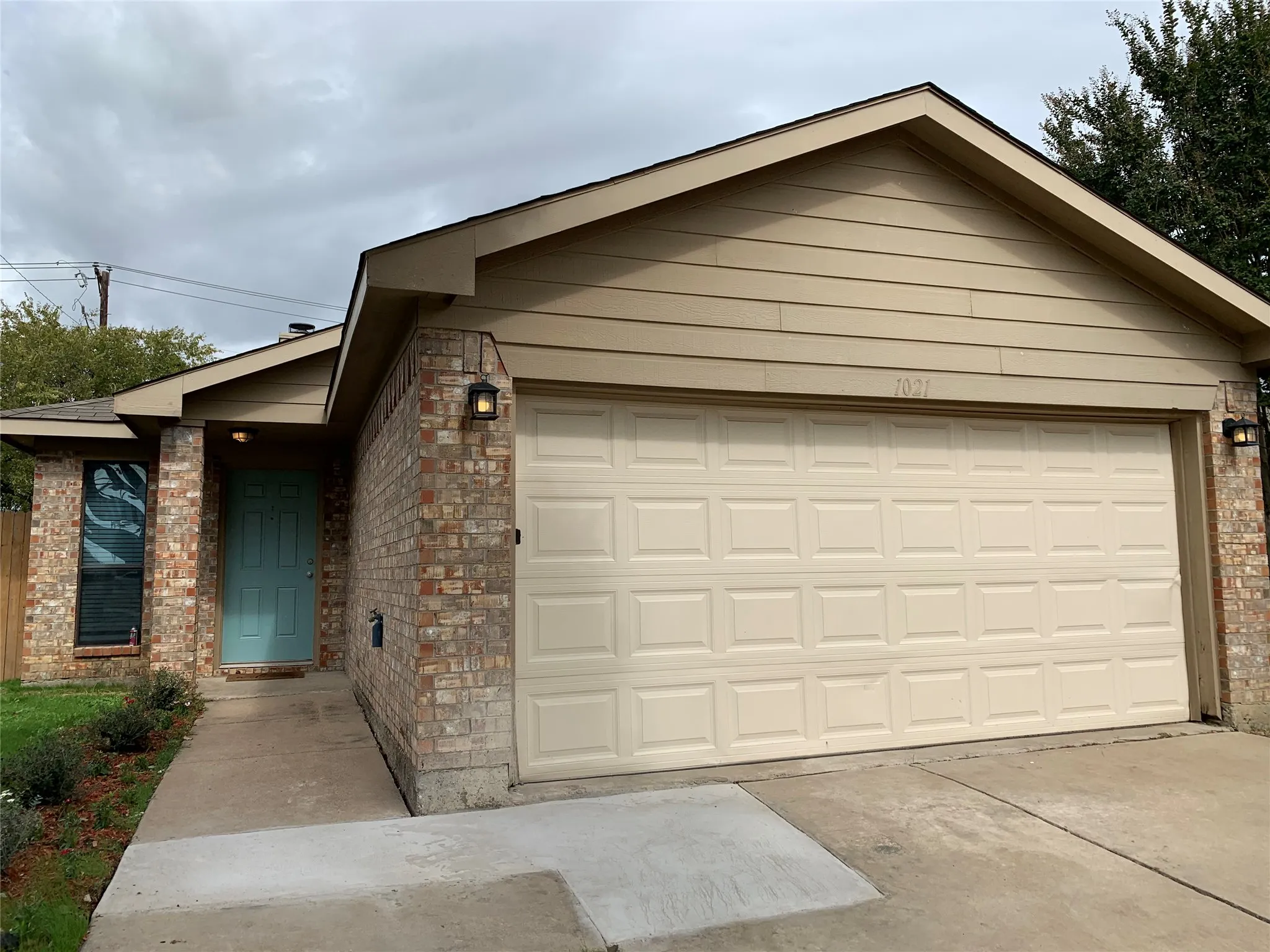 Single Family Residence For Rent in Tarrant County , 1021 Olivewood Lane, Fort Worth, Texas 76140, 3 Bedroom, 2 Bathroom, 2 Garage spaces, 1,299 Sqft, built in 2000, mls#21361171, Real Estate Agent in Fort Worth, Homes For Rent in Tarrant county, Homes For Rent in Fort Worth, Realtor in Fort Worth Texas, Real Estate Brokerage Independent Realty Texas, Luminita Cordes Realtor