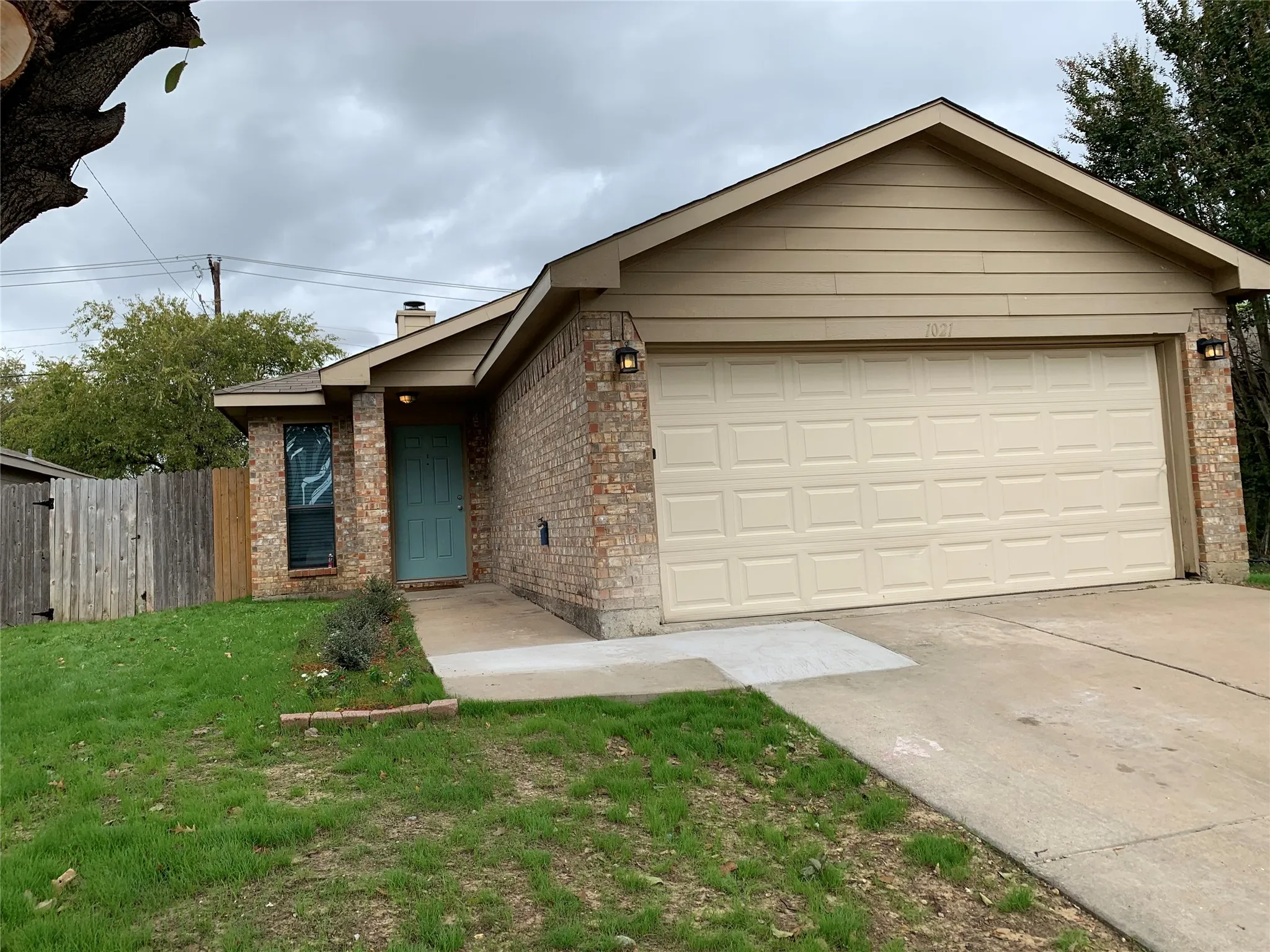 Single Family Residence For Rent in Tarrant County , 1021 Olivewood Lane, Fort Worth, Texas 76140, 3 Bedroom, 2 Bathroom, 2 Garage spaces, 1,299 Sqft, built in 2000, mls#21361171, Real Estate Agent in Fort Worth, Homes For Rent in Tarrant county, Homes For Rent in Fort Worth, Realtor in Fort Worth Texas, Real Estate Brokerage Independent Realty Texas, Luminita Cordes Realtor