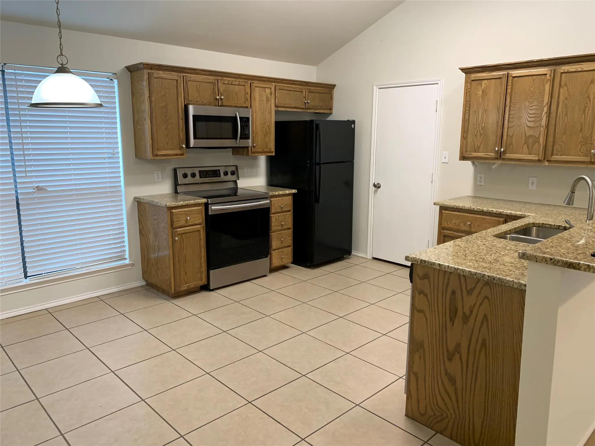 Single Family Residence For Rent in Tarrant County , 1021 Olivewood Lane, Fort Worth, Texas 76140, 3 Bedroom, 2 Bathroom, 2 Garage spaces, 1,299 Sqft, built in 2000, mls#21361171, Real Estate Agent in Fort Worth, Homes For Rent in Tarrant county, Homes For Rent in Fort Worth, Realtor in Fort Worth Texas, Real Estate Brokerage Independent Realty Texas, Luminita Cordes Realtor