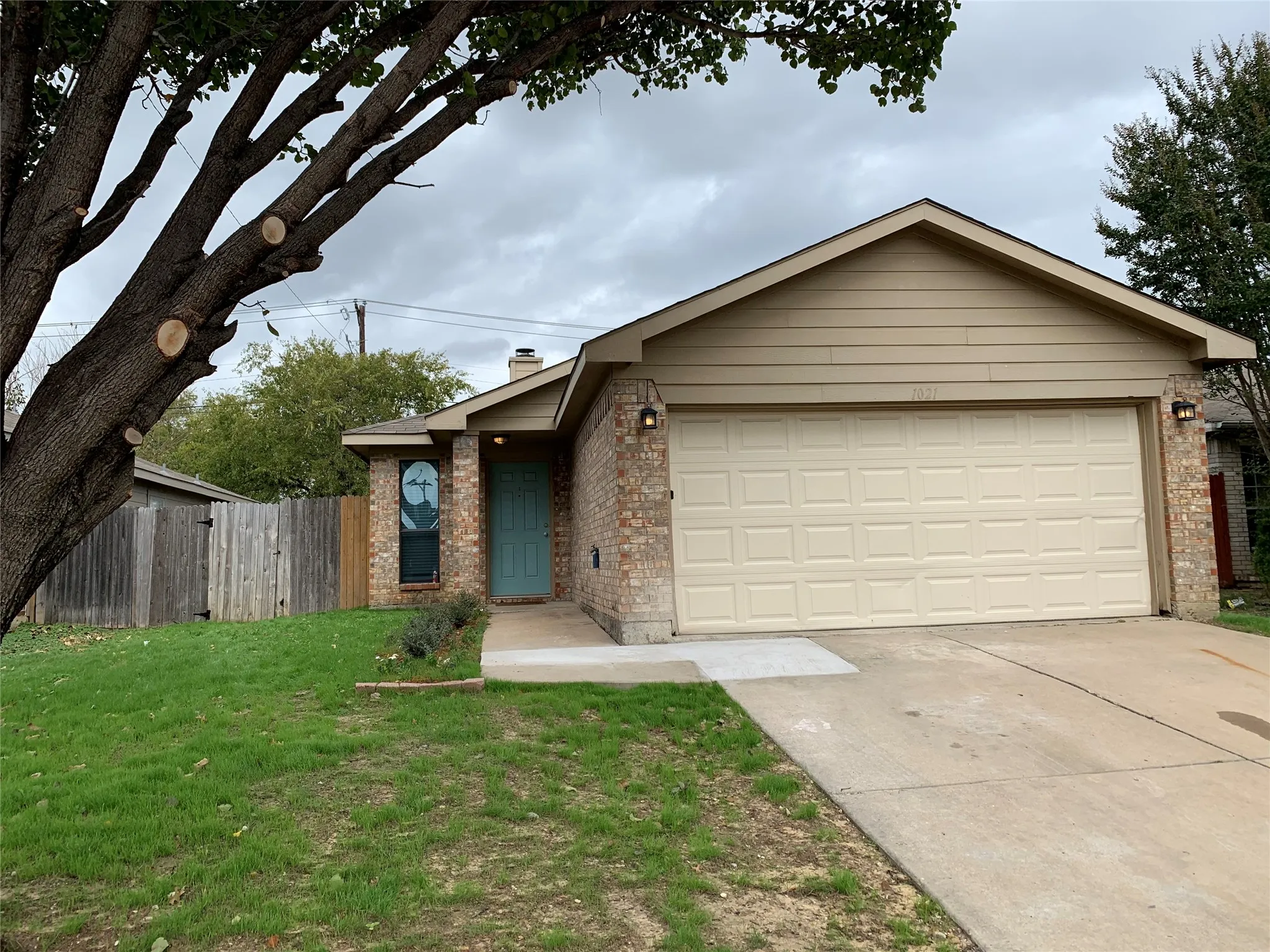 Single Family Residence For Rent in Tarrant County , 1021 Olivewood Lane, Fort Worth, Texas 76140, 3 Bedroom, 2 Bathroom, 2 Garage spaces, 1,299 Sqft, built in 2000, mls#21361171, Real Estate Agent in Fort Worth, Homes For Rent in Tarrant county, Homes For Rent in Fort Worth, Realtor in Fort Worth Texas, Real Estate Brokerage Independent Realty Texas, Luminita Cordes Realtor