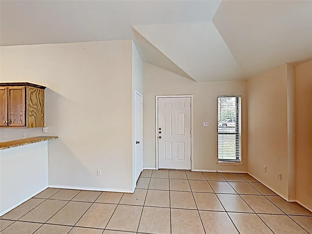 Single Family Residence For Rent in Tarrant County , 1021 Olivewood Lane, Fort Worth, Texas 76140, 3 Bedroom, 2 Bathroom, 2 Garage spaces, 1,299 Sqft, built in 2000, mls#21361171, Real Estate Agent in Fort Worth, Homes For Rent in Tarrant county, Homes For Rent in Fort Worth, Realtor in Fort Worth Texas, Real Estate Brokerage Independent Realty Texas, Luminita Cordes Realtor