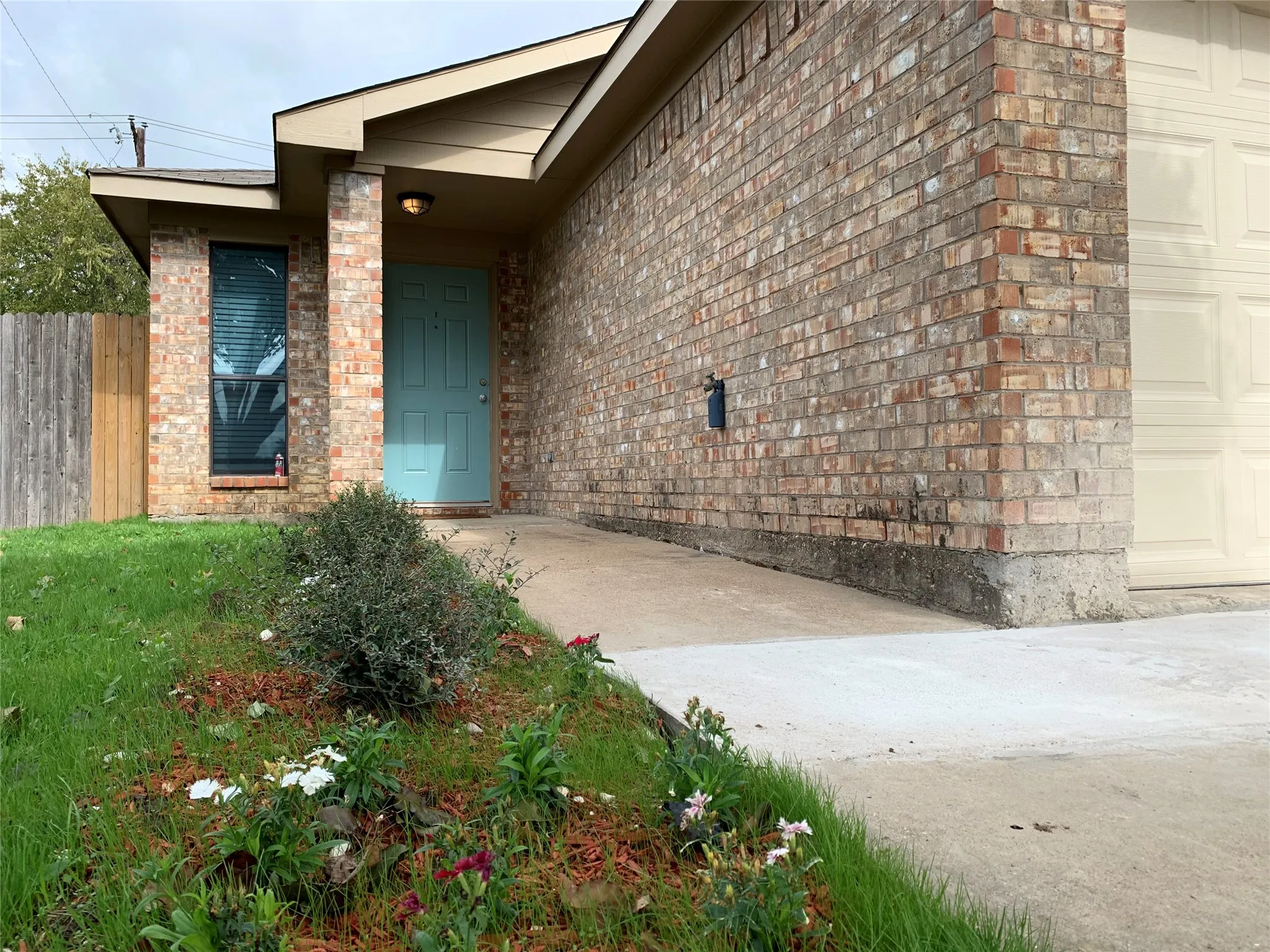 Single Family Residence For Rent in Tarrant County , 1021 Olivewood Lane, Fort Worth, Texas 76140, 3 Bedroom, 2 Bathroom, 2 Garage spaces, 1,299 Sqft, built in 2000, mls#21361171, Real Estate Agent in Fort Worth, Homes For Rent in Tarrant county, Homes For Rent in Fort Worth, Realtor in Fort Worth Texas, Real Estate Brokerage Independent Realty Texas, Luminita Cordes Realtor