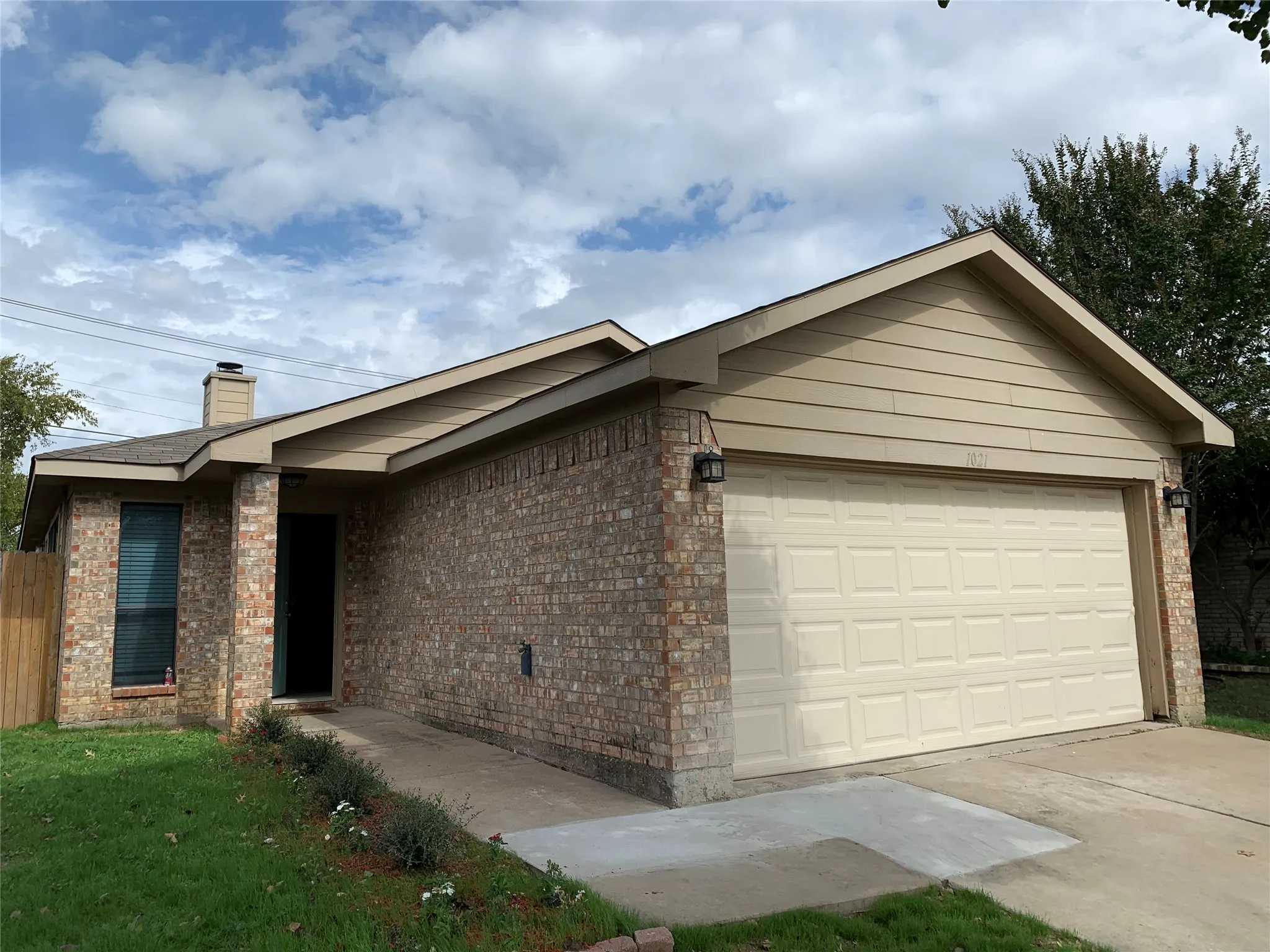 Single Family Residence For Rent in Tarrant County , 1021 Olivewood Lane, Fort Worth, Texas 76140, 3 Bedroom, 2 Bathroom, 2 Garage spaces, 1,299 Sqft, built in 2000, mls#21361171, Real Estate Agent in Fort Worth, Homes For Rent in Tarrant county, Homes For Rent in Fort Worth, Realtor in Fort Worth Texas, Real Estate Brokerage Independent Realty Texas, Luminita Cordes Realtor