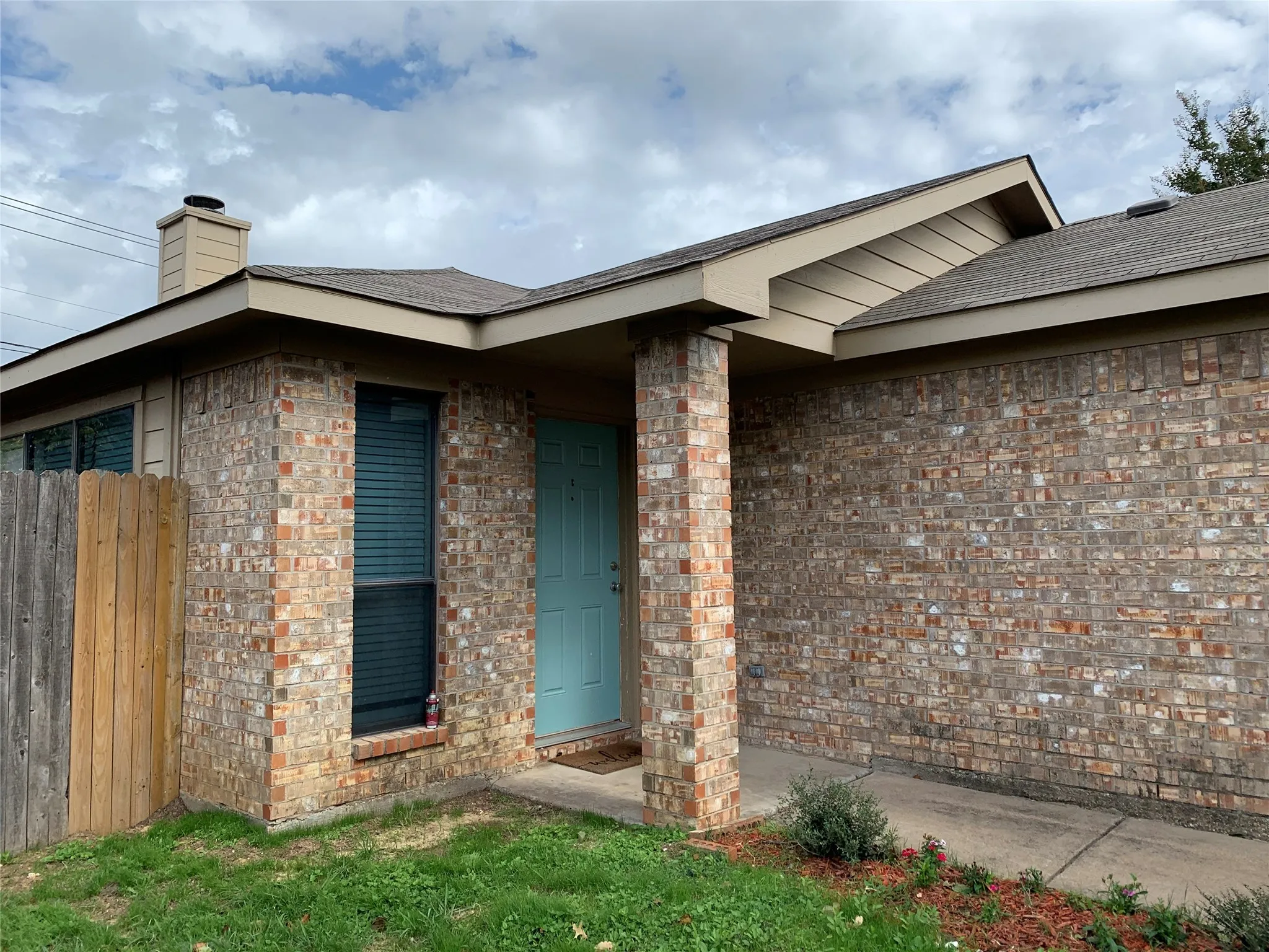 Single Family Residence For Rent in Tarrant County , 1021 Olivewood Lane, Fort Worth, Texas 76140, 3 Bedroom, 2 Bathroom, 2 Garage spaces, 1,299 Sqft, built in 2000, mls#21361171, Real Estate Agent in Fort Worth, Homes For Rent in Tarrant county, Homes For Rent in Fort Worth, Realtor in Fort Worth Texas, Real Estate Brokerage Independent Realty Texas, Luminita Cordes Realtor