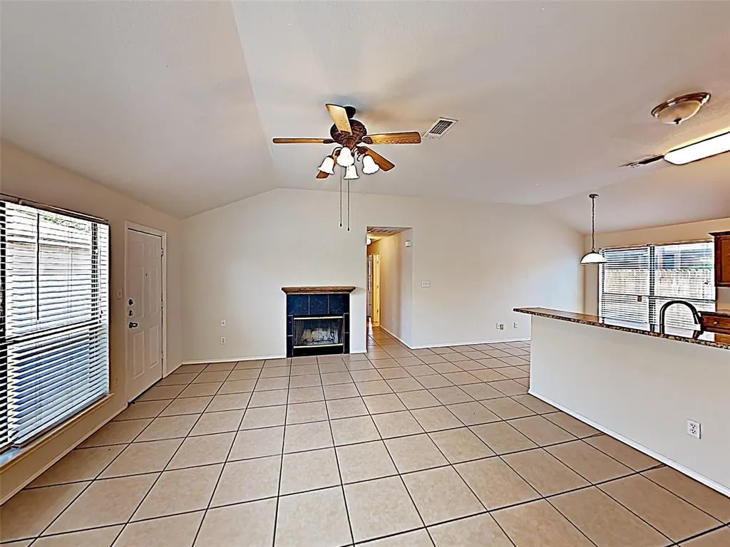 Single Family Residence For Rent in Tarrant County , 1021 Olivewood Lane, Fort Worth, Texas 76140, 3 Bedroom, 2 Bathroom, 2 Garage spaces, 1,299 Sqft, built in 2000, mls#21361171, Real Estate Agent in Fort Worth, Homes For Rent in Tarrant county, Homes For Rent in Fort Worth, Realtor in Fort Worth Texas, Real Estate Brokerage Independent Realty Texas, Luminita Cordes Realtor